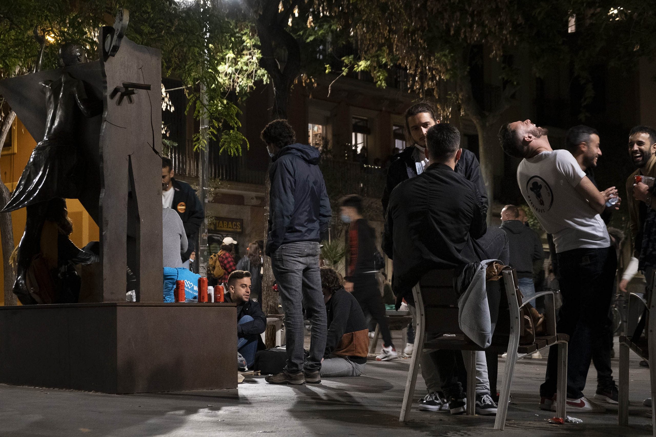 Ambient de festa a la plaça del Diamant, la primera nit de divendres després de la fi del toc de queda / Jordi Play
