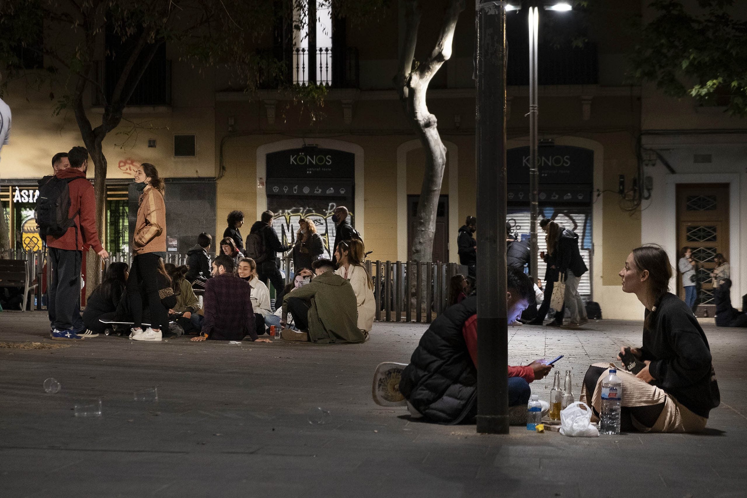 Botellons en rotllanes a Gràcia la primera nit de divendres després de declarar-se la fi del toc de queda / Jordi Play