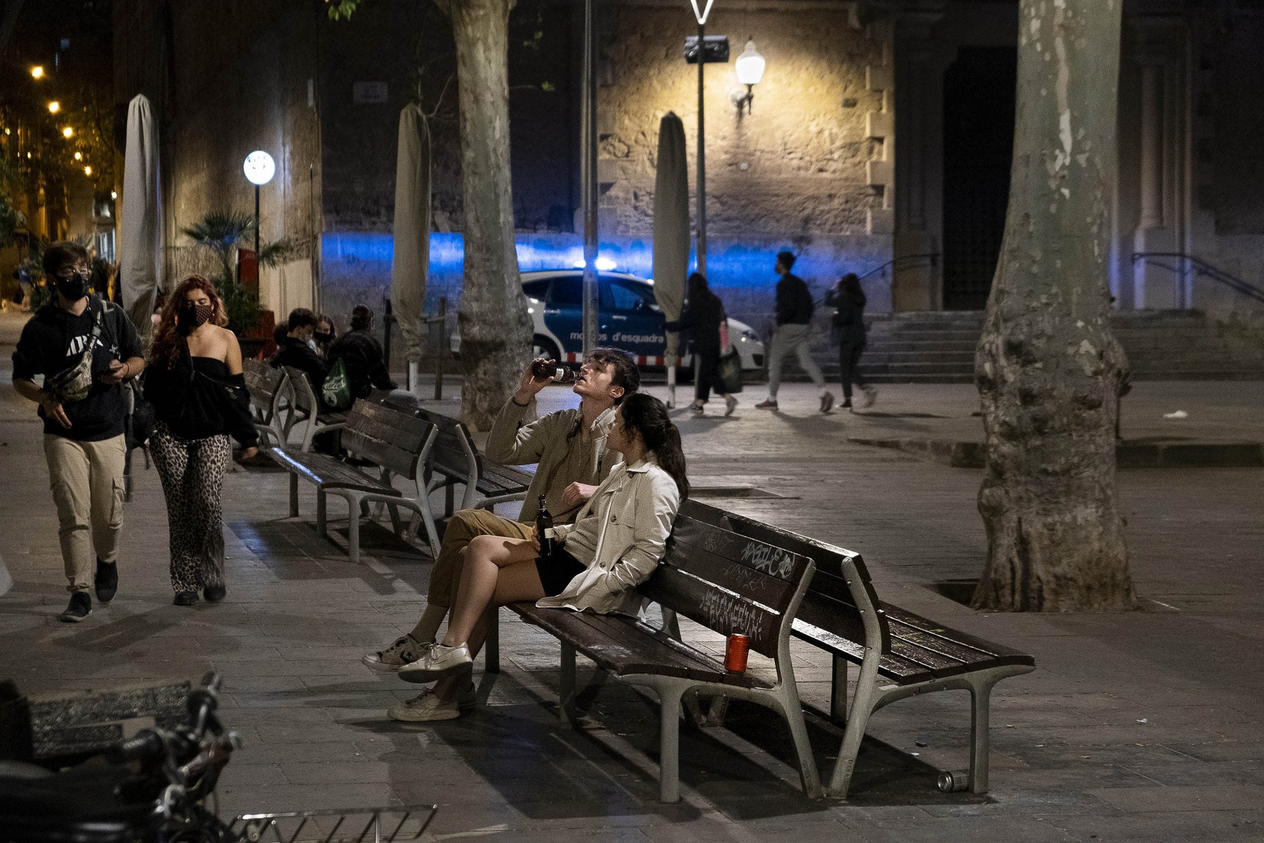 Ambient de festa la primera nit de divendres després de la fi del toc de queda, a la Plaça de la Virreina / Jordi Play