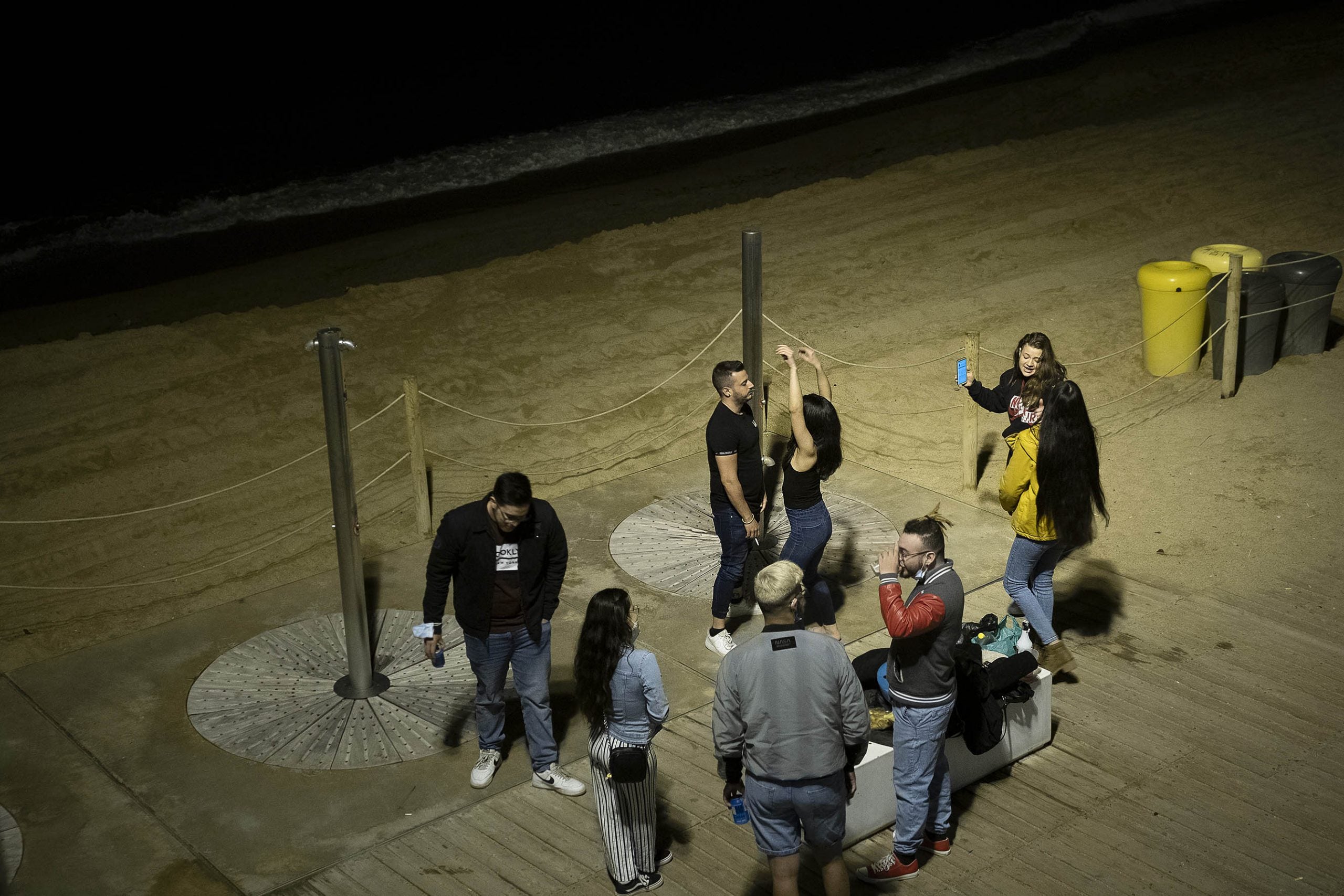 Botellons i festa a la platja de Barcelona, la primera nit de divendres després de la fi del toc de queda / Jordi Play