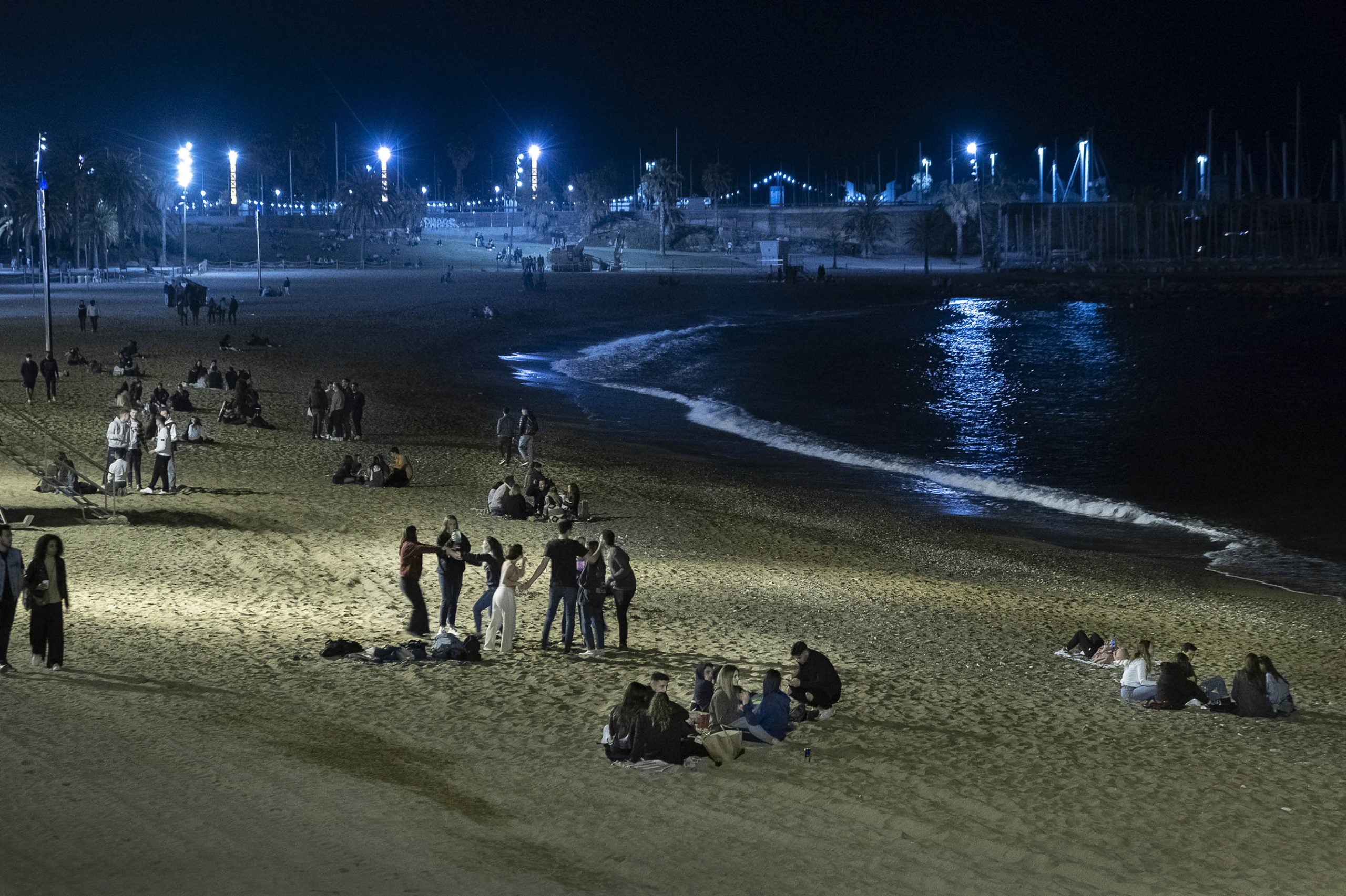 Gent a la platja bevent, en imatge d'arxiu / Jordi Play