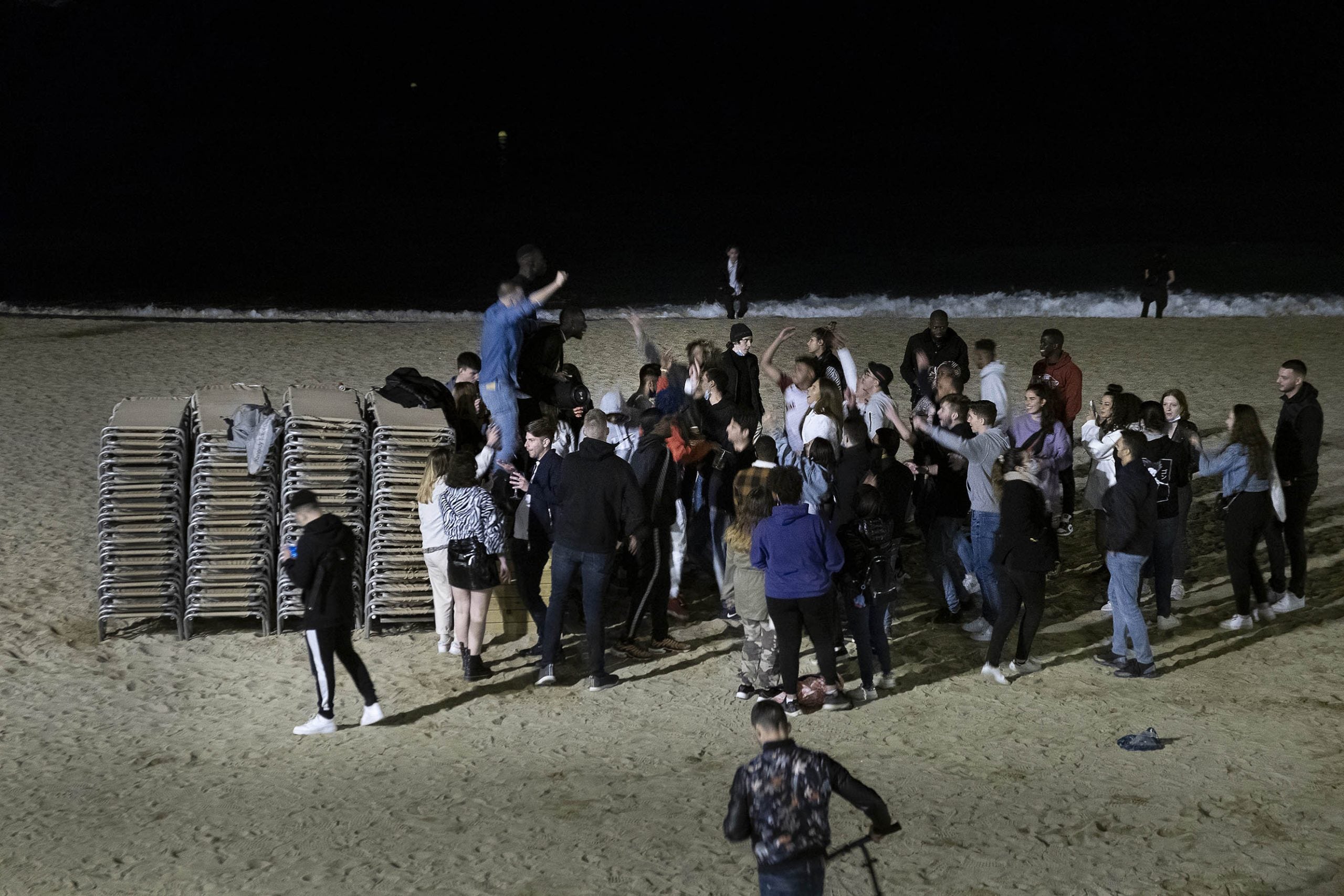 Festa a la platja de Barcelona, la primera nit de divendres després de la fi del toc de queda / Jordi Play