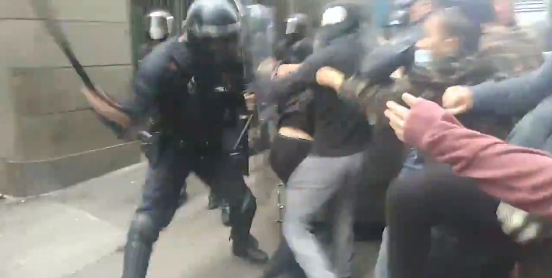 Un dels Mossos fent ús de la porra durant la protesta per un desnonament al Raval / Sindicat d'Habitatge del Raval