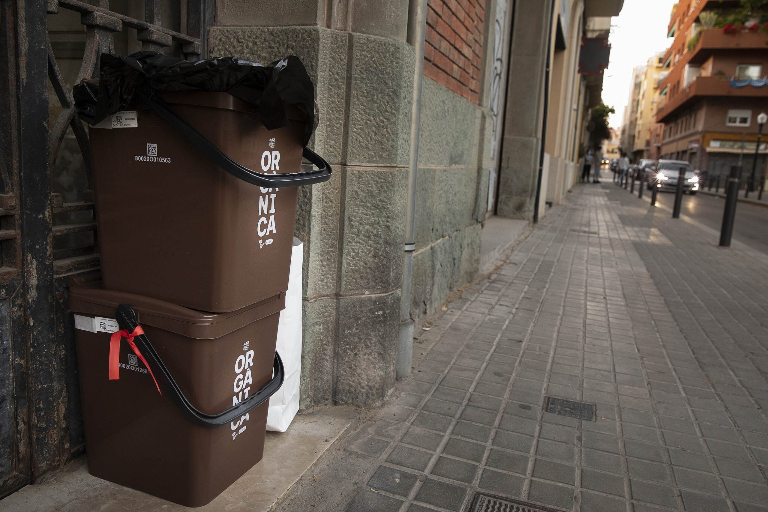 Uns cubells del 'porta a porta' a Sant Andreu