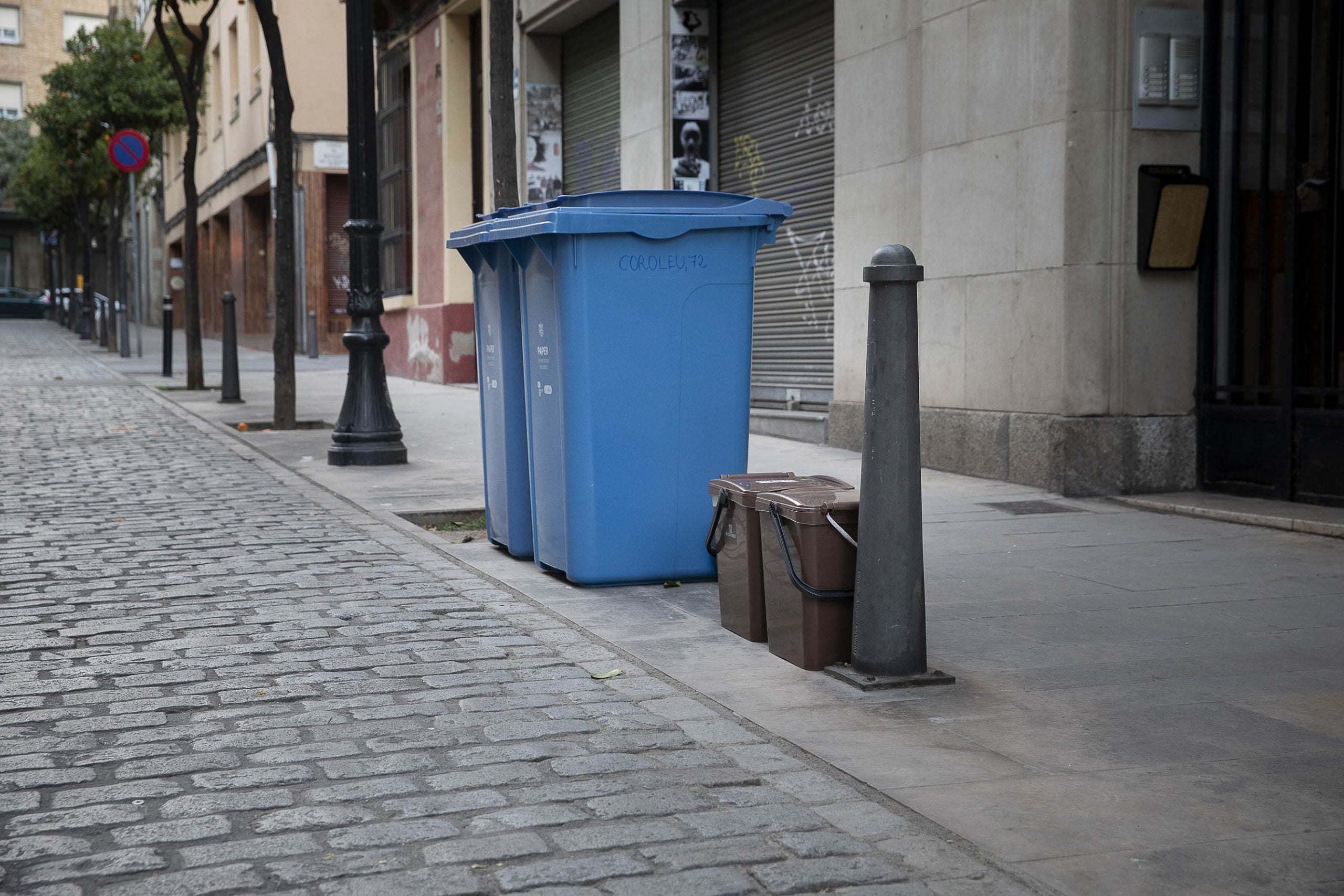 Diversos cubells d'escombraries del porta a porta a Sant Andreu / Jordi Play