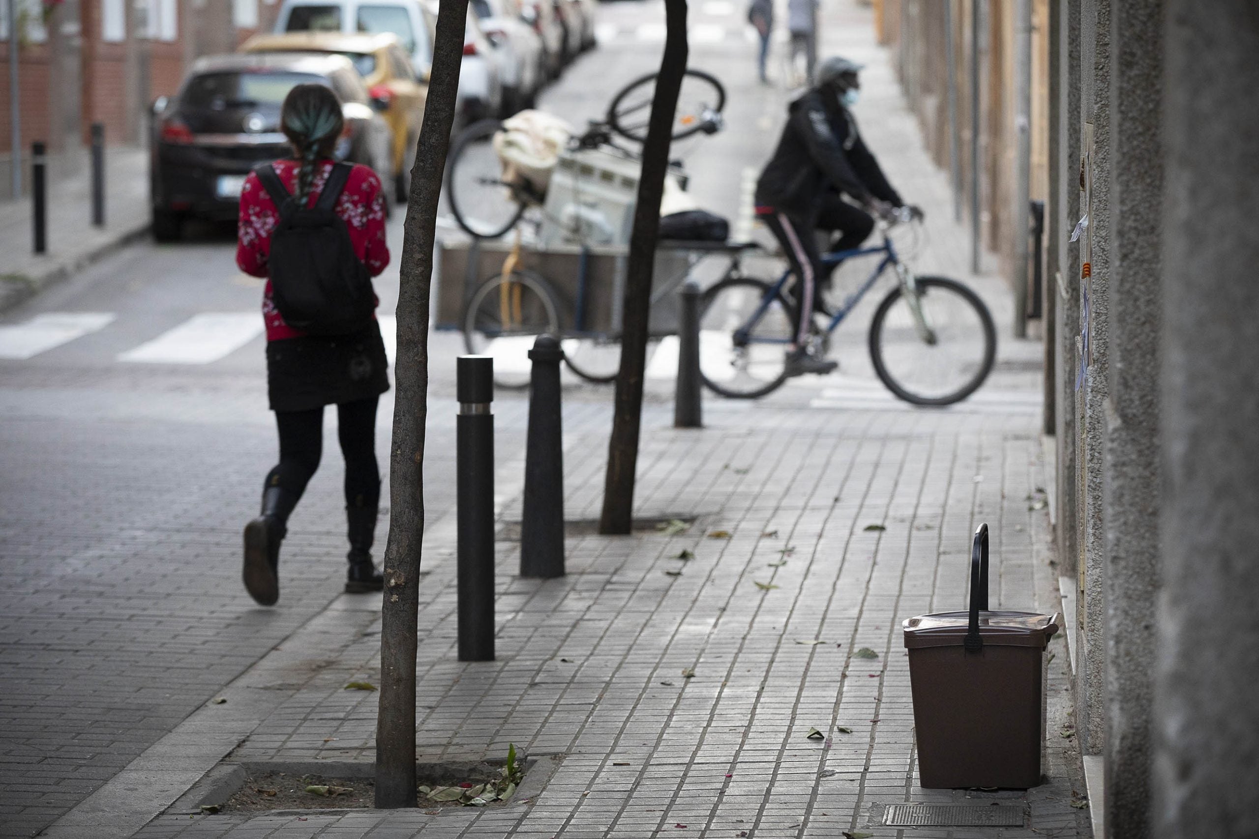 Un cubell del Porta a Porta de Sant Andreu, a l'inici de la implantació del sistema de recollida d'escombraries el 2021 / Jordi Play