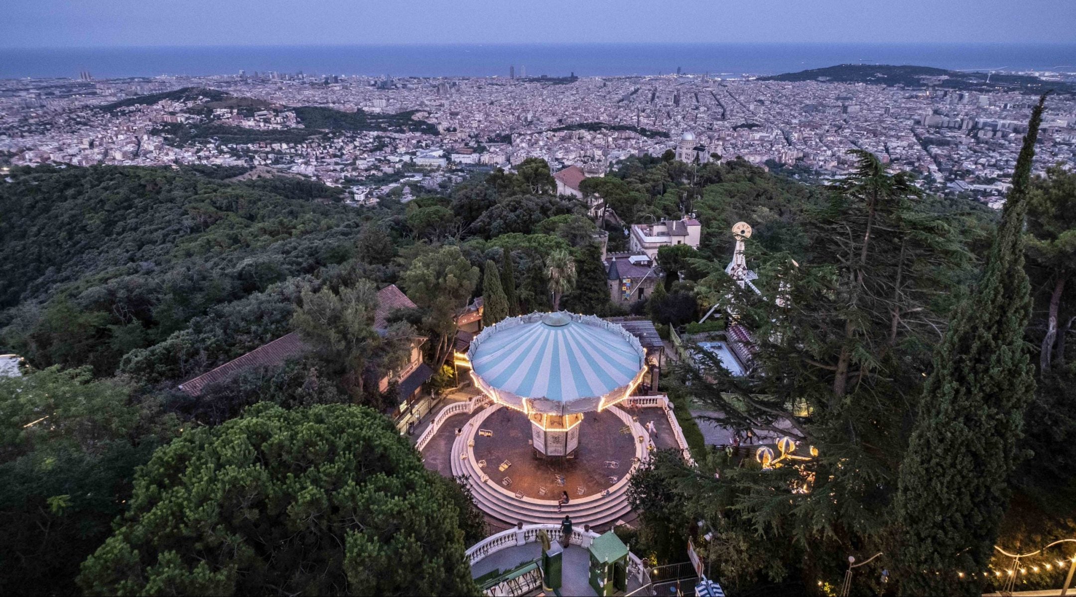 Barcelona vista des del parc d'atraccions del Tibidabo, a la carena de Collserola / Tibidabo