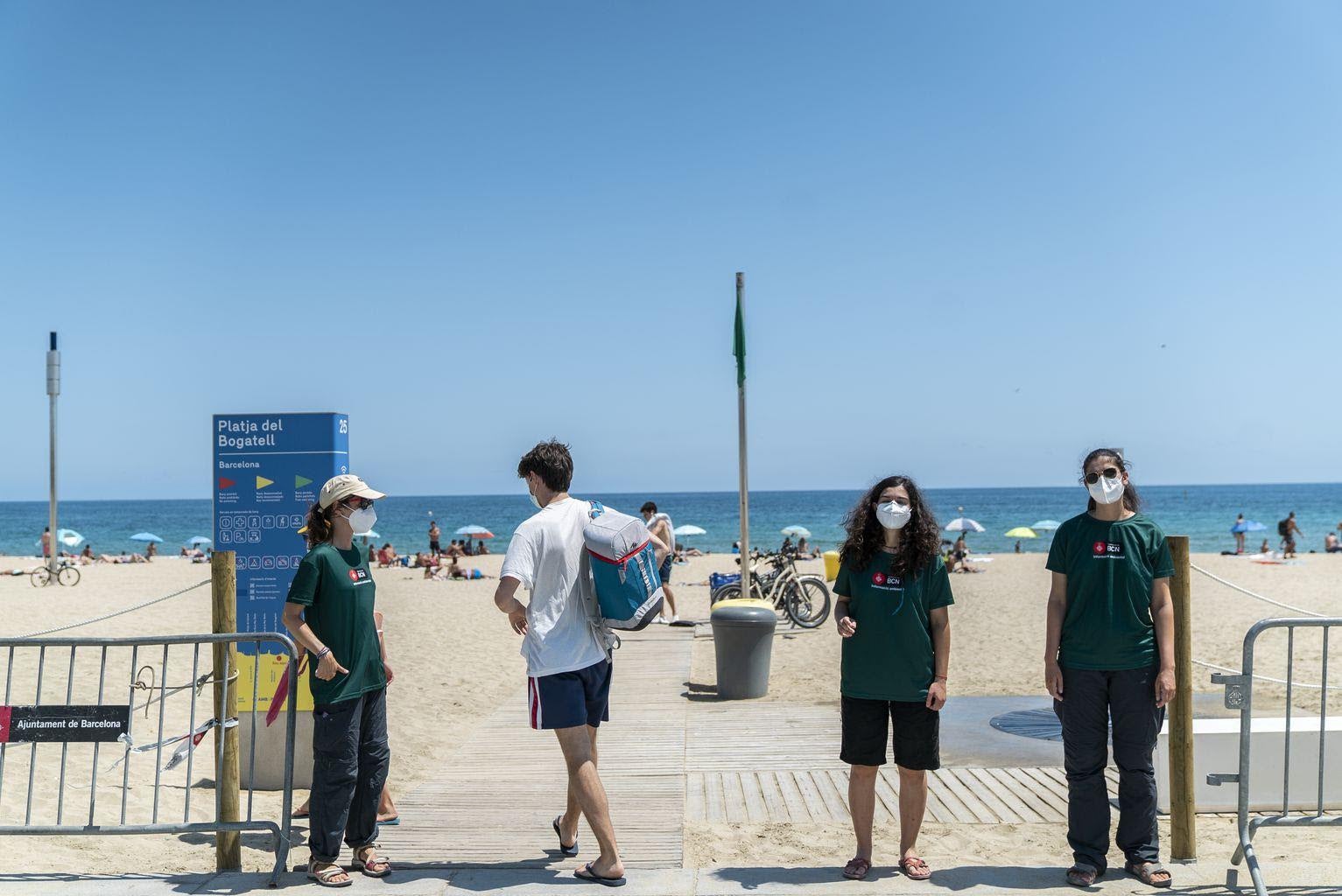 Treballadors municipals controlen l'accés a una platja de Barcelona / Ajuntament