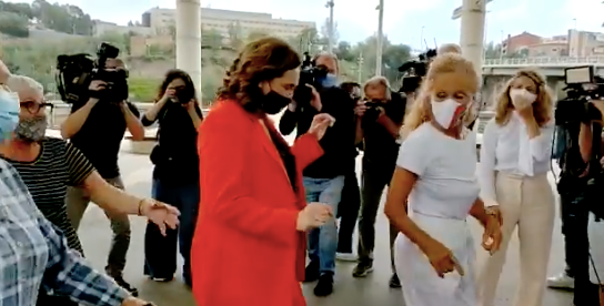 L'alcaldessa de Barcelona, Ada Colau, ballant al ritme de Shakira / Twitter