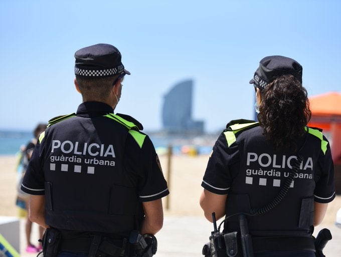 Dos agents de la Guàrdia Urbana vigilen una platja / GUB