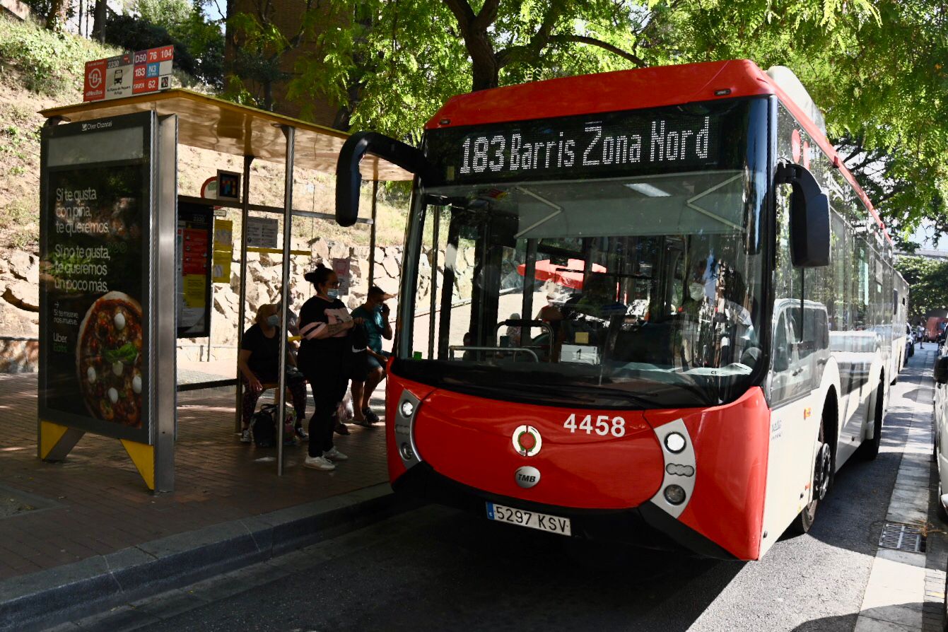 Un dels busos operats per TMB a Nou Barris / TMB