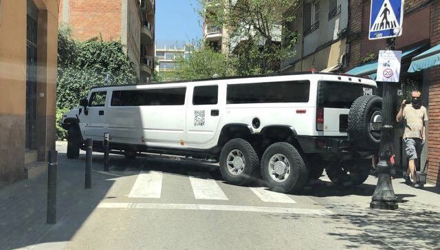 La limusina intenta fer una gir impossible pels carrers de Sant Andreu / Twitter