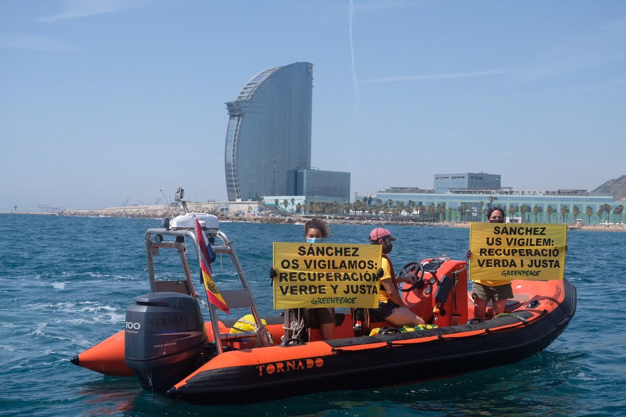 La llanxa de Greenpeace que ha participat en una acció de protesta a Barcelona / Greenpeace