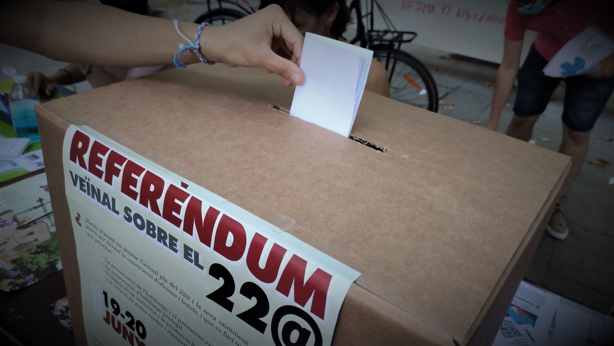 Una persona votant en el referèndum veïnal del Poblenou sobre el 22@ / El Nus