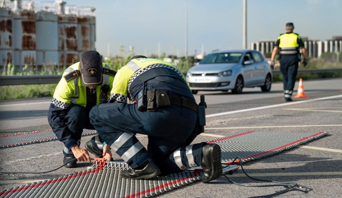 Imatge d'arxiu de la Guàrdia Urbana preparant un control / Guàrdia Urbana