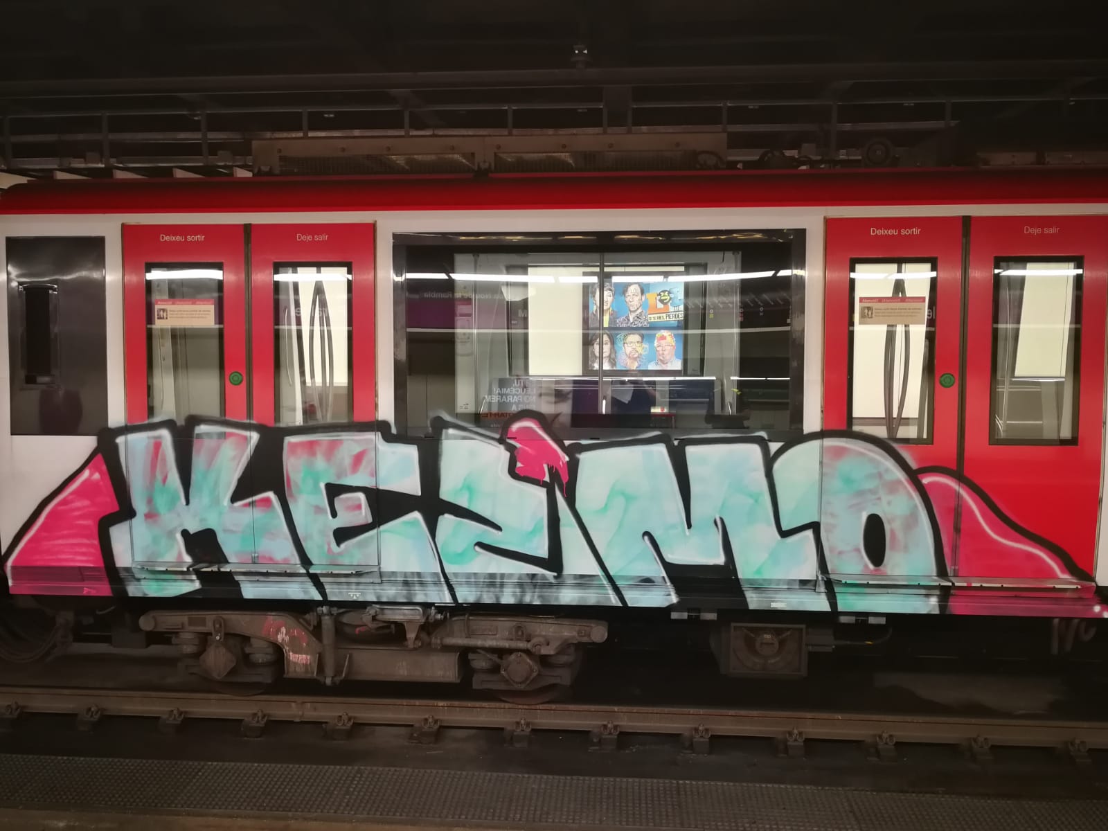 Així ha quedat un dels vagons de metro pintats / GUB