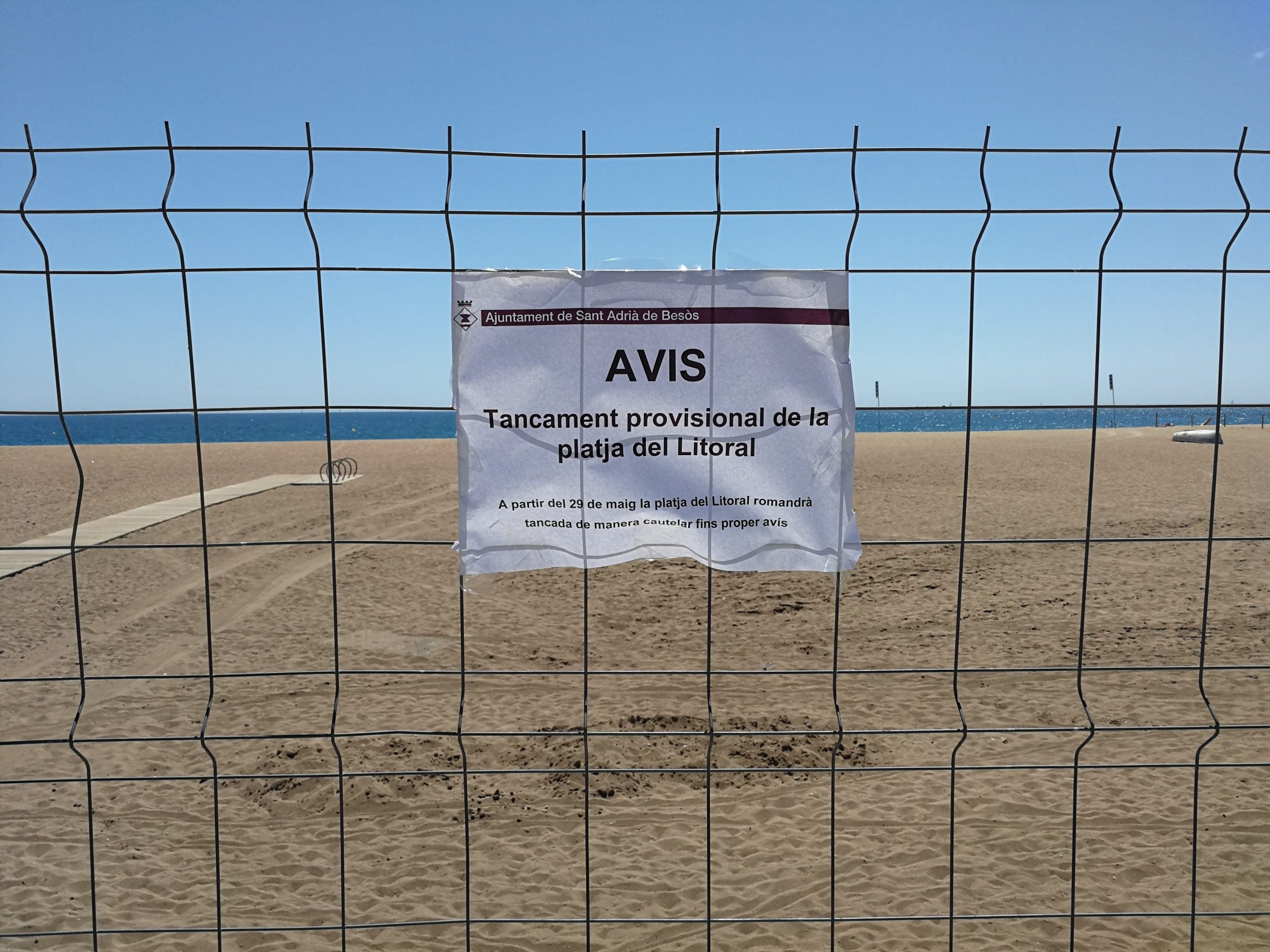 Platja tancada per risc de càncer a Sant Adrià / JR