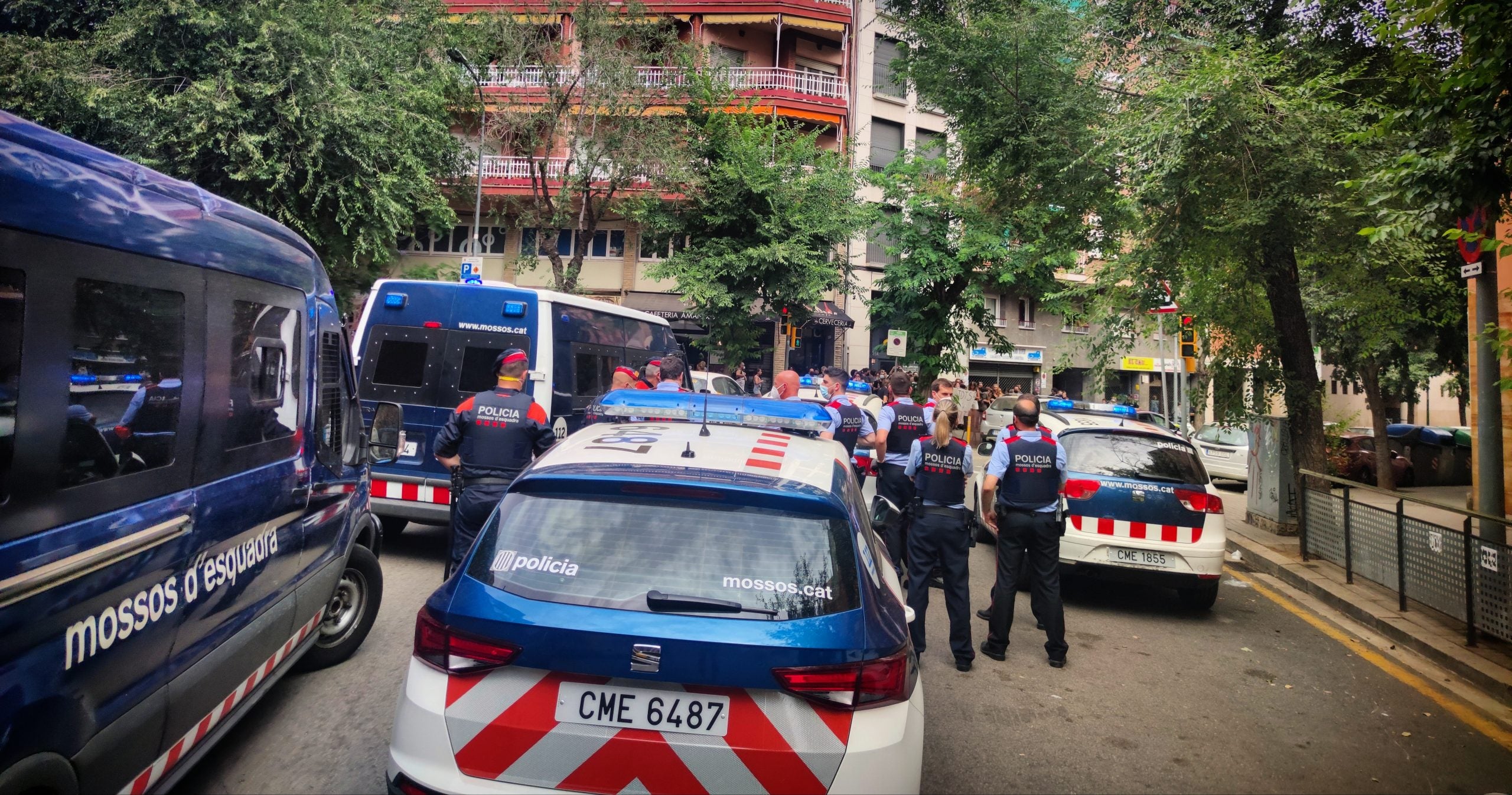 Dispositiu policial a tocar de l'edifici ocupat del carrer Nàpols / D.C.