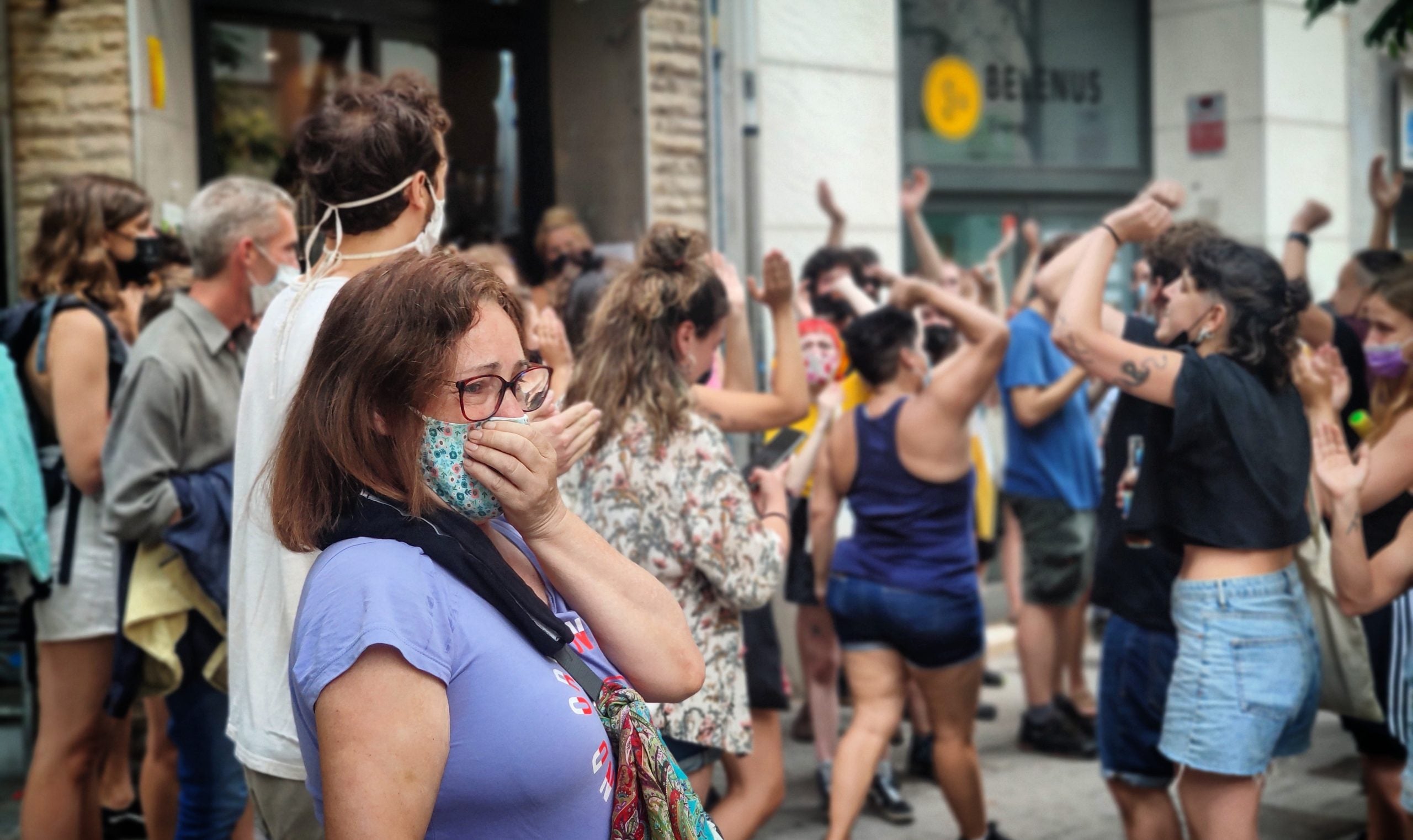 Celebració a tocar del bloc ocupat quan els antiavalots dels Mossos han marxat / D.C.