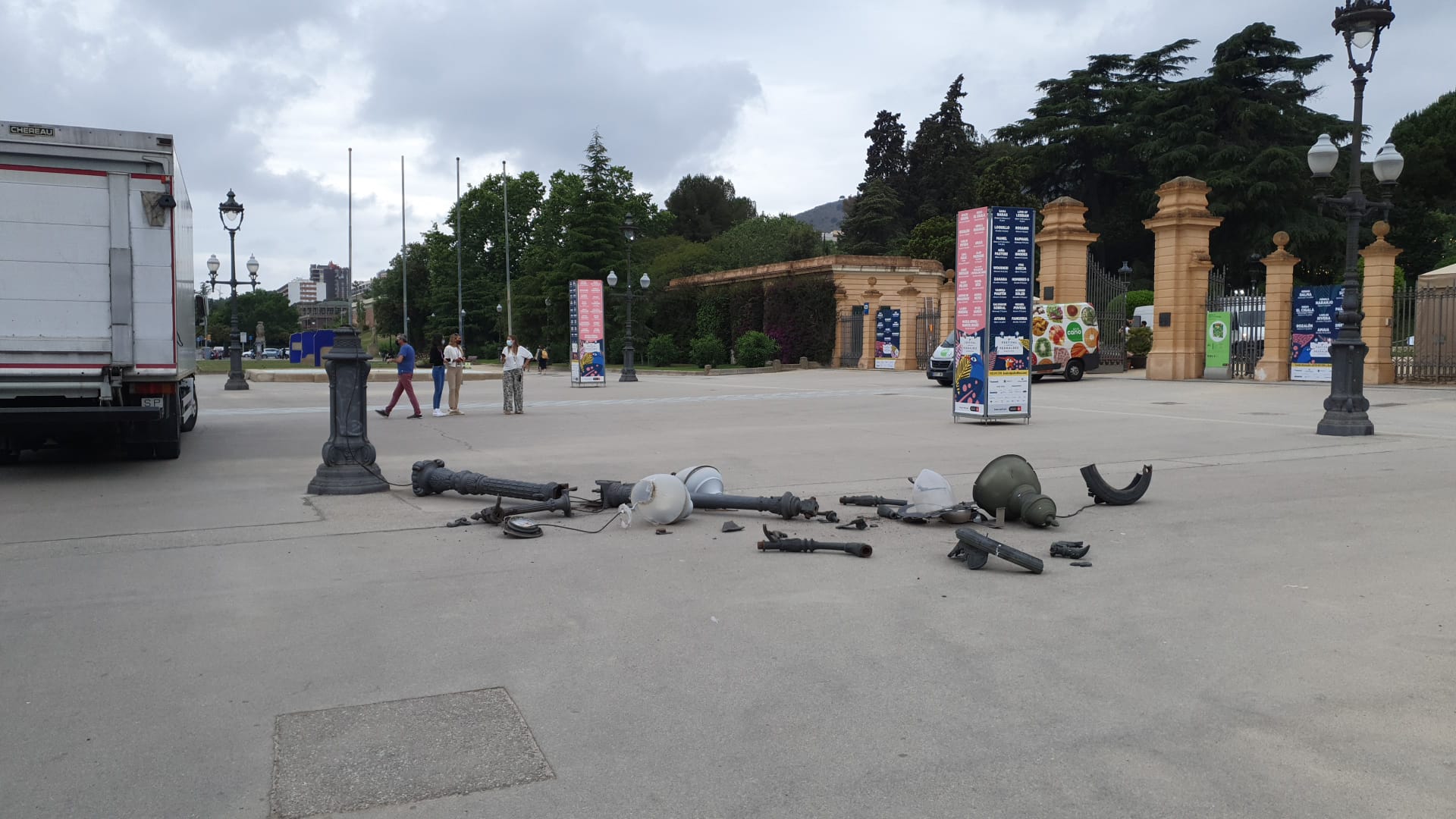 Restes del fanal destrossat a la Diagonal per l'impacte d'un camió / Cedida