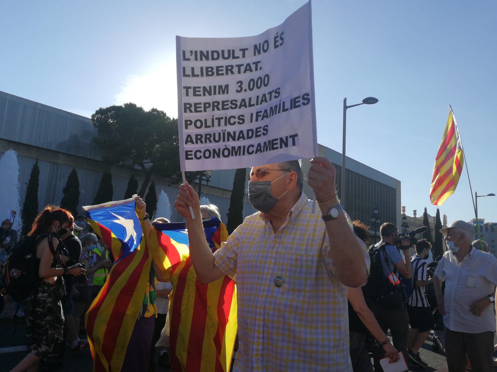 Pancarta contra els indults en la protesta contra la presència de Felip VI a Barcelona en el sopar inaugural del MWC / J.R.