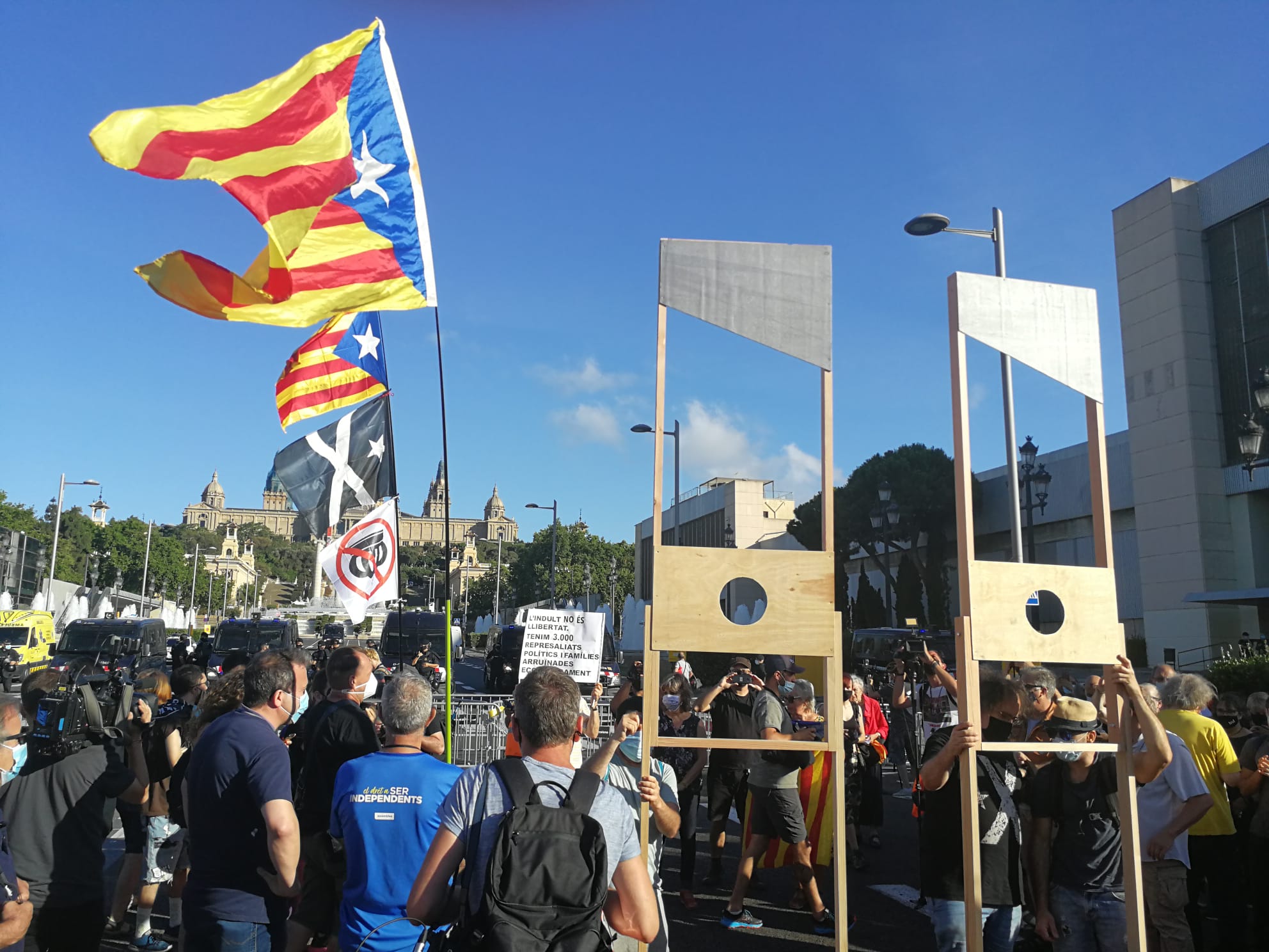 Guillotines en la protesta contra la presència de Felip VI a Barcelona en el sopar inaugural del MWC / J.R.