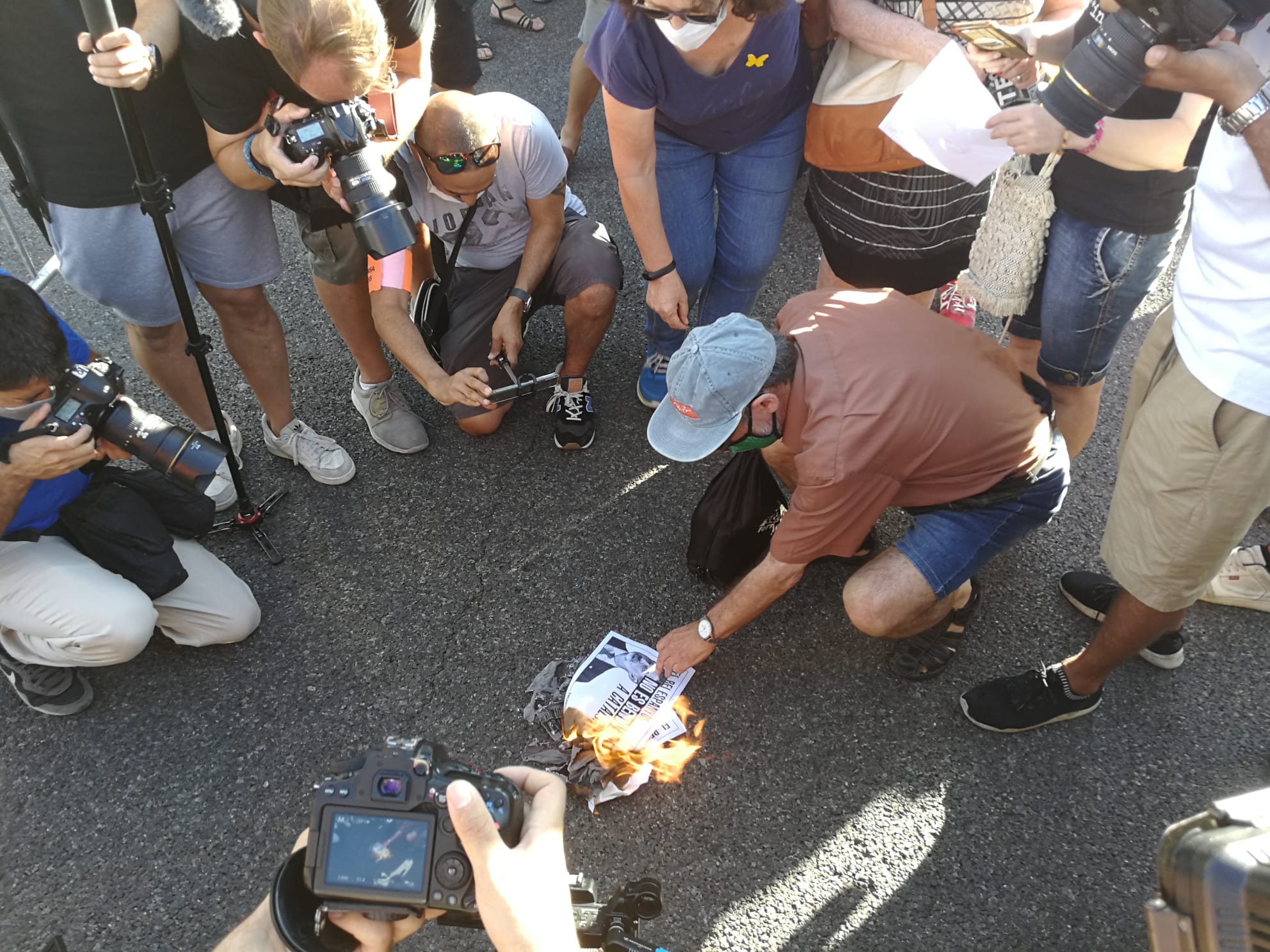 Crema de fotos del monarca espanyol en la protesta contra la presència de Felip VI a Barcelona en el sopar inaugural del MWC / J.R.