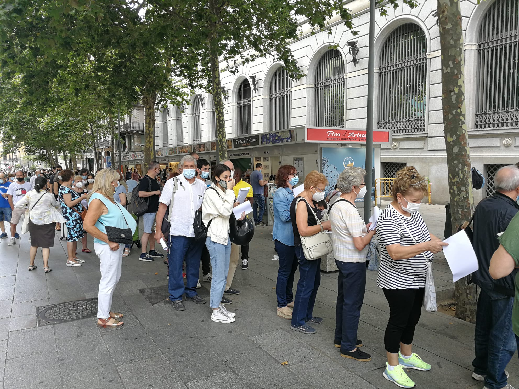 Cua al Portal de l'Àngel per bescanviar pessetes / JR