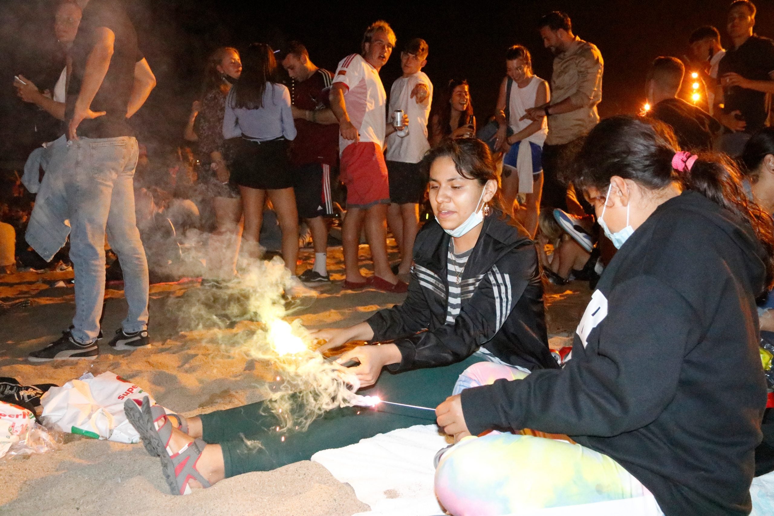 Aglomeracions, sense mascareta i sense distància a la platja ACN