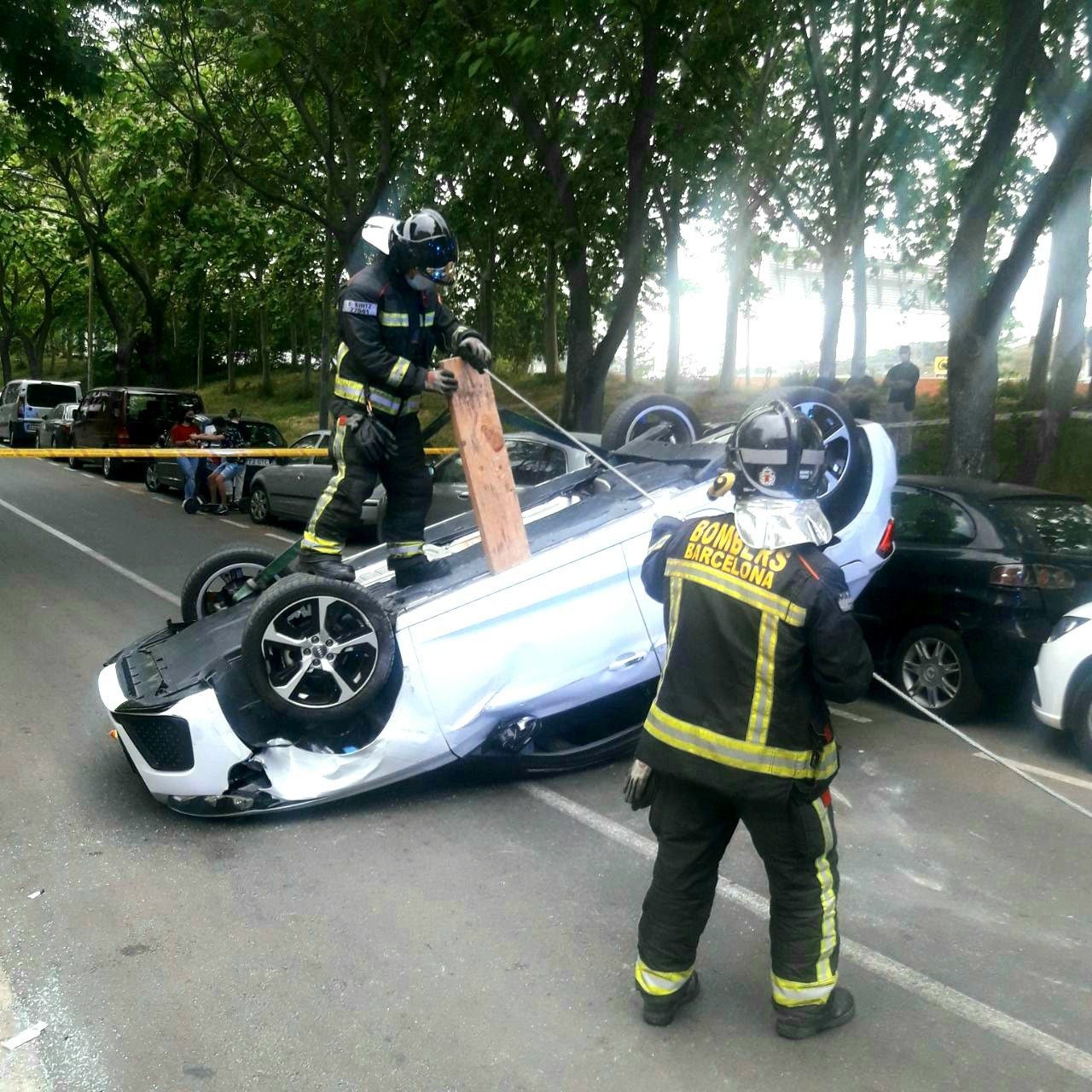 Cotxe bolcat al Torrent de la Perera / Bombers de Barcelona