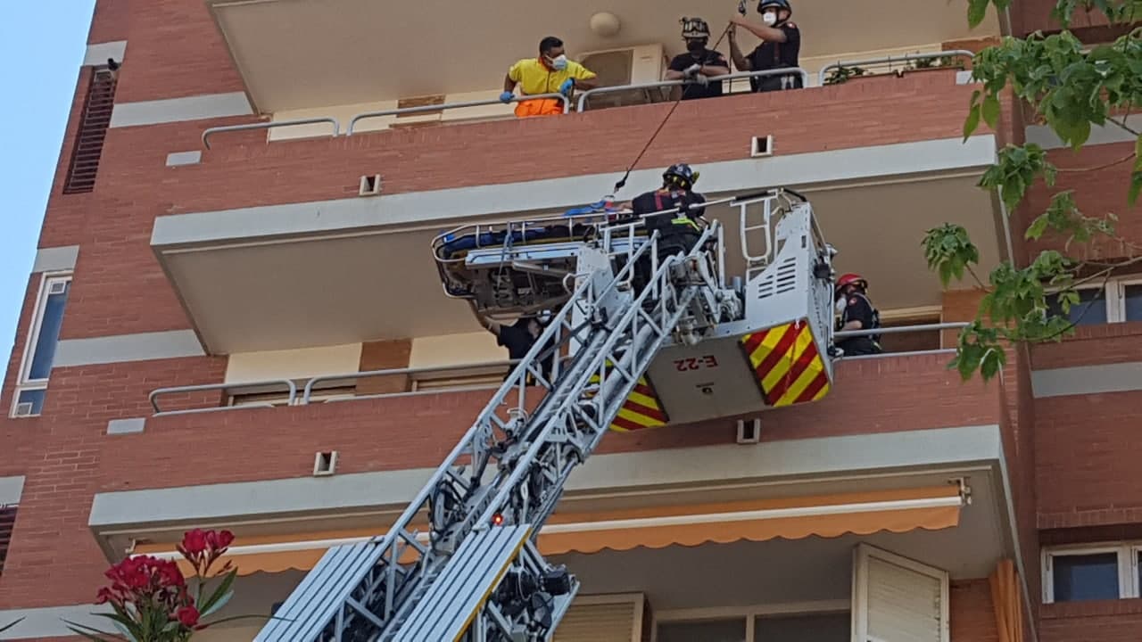 Agents fan ús d'una autoescala per rescatar una dona ferida / Bombers de Barcelona