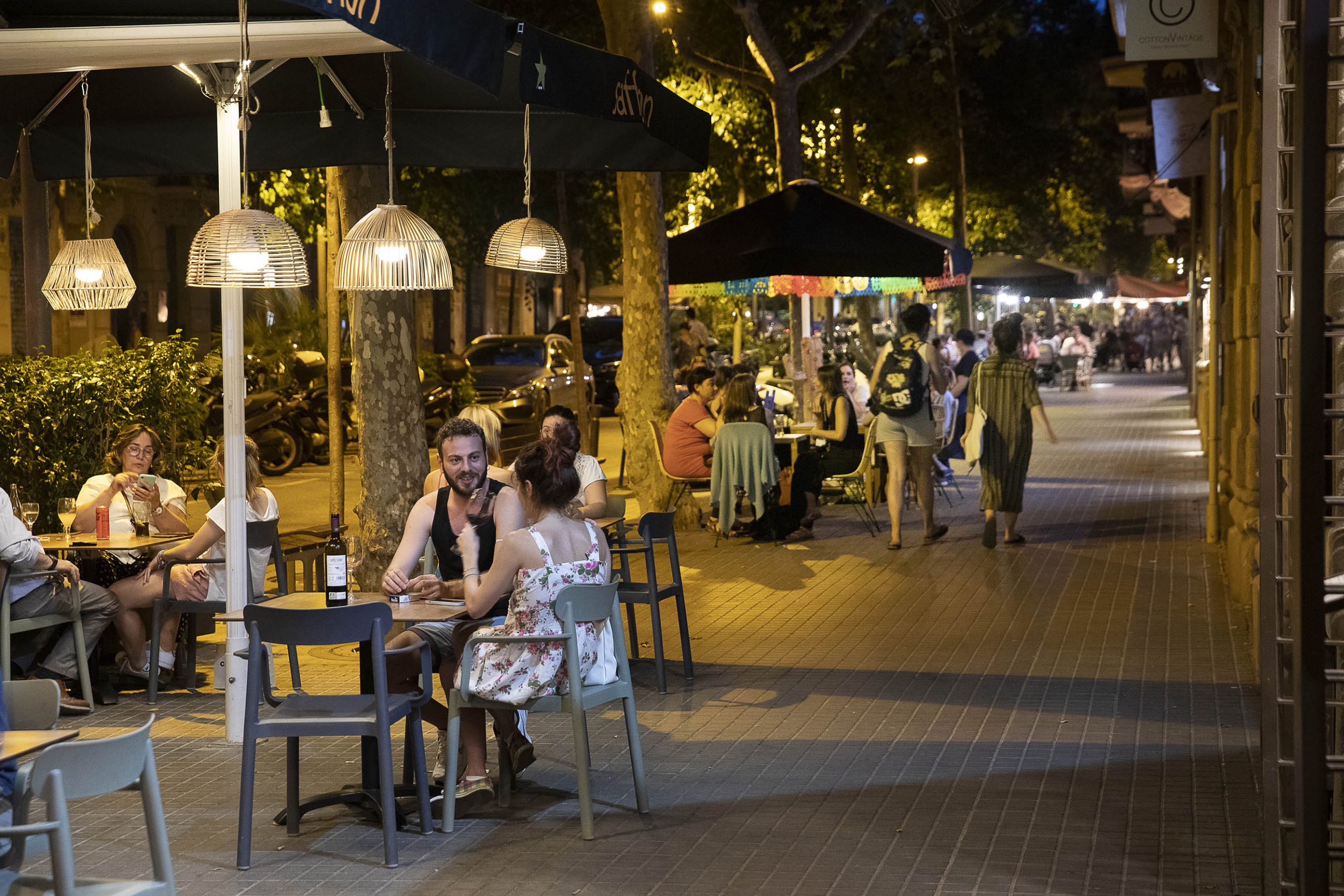 El carrer Enric Granados és un dels més saturats per les terrasses / Jordi Play