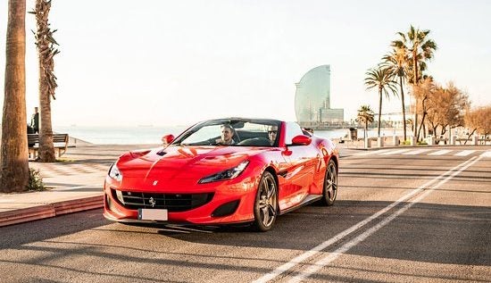 Diverses empreses ofereixen als turistes recórrer Barcelona en cotxes de luxe com un Ferrari / TripAdvisor