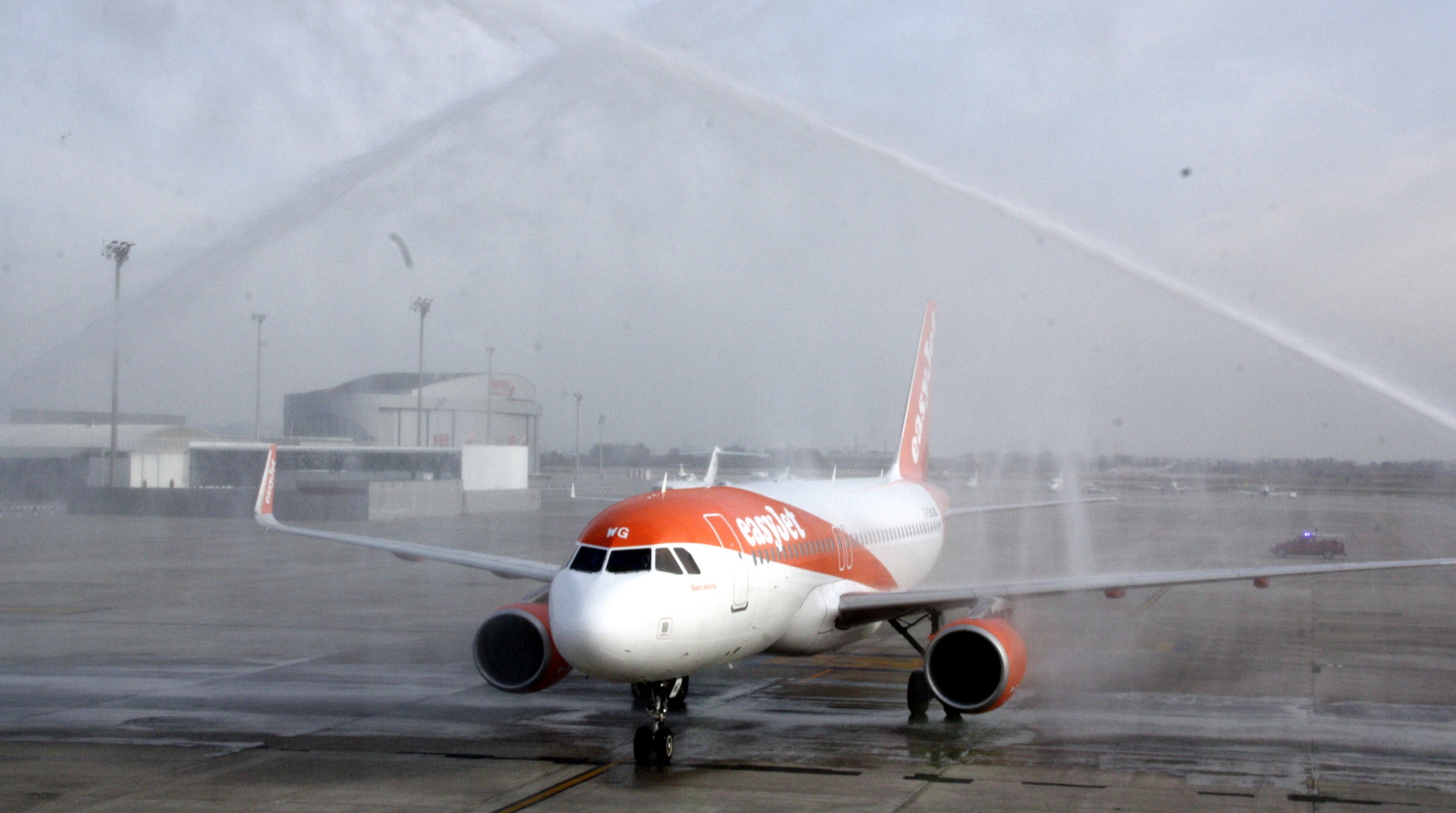 El bateig amb canons d'aigua d'un dels Airbus A320 que operaran a la nova base d'operacions d'Easyjet al Prat / ACN