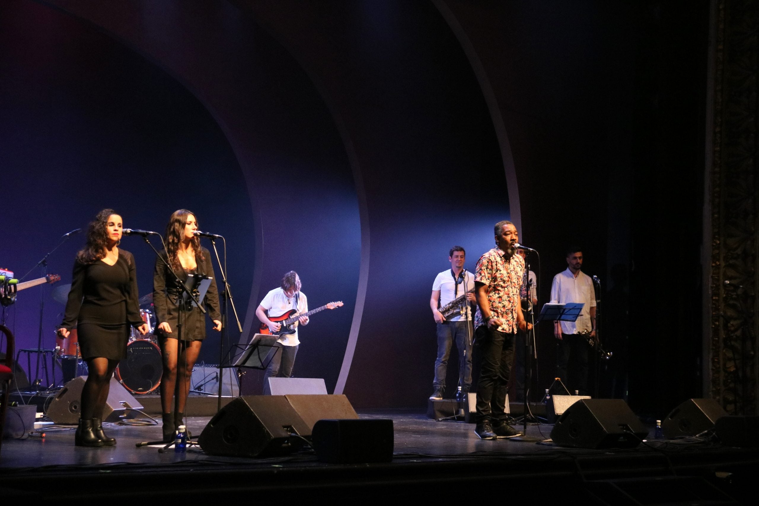 Clarence Bekker Band al Teatre Tívoli durant el concert de celebració dels 25 anys de Mas i Mas / ACN