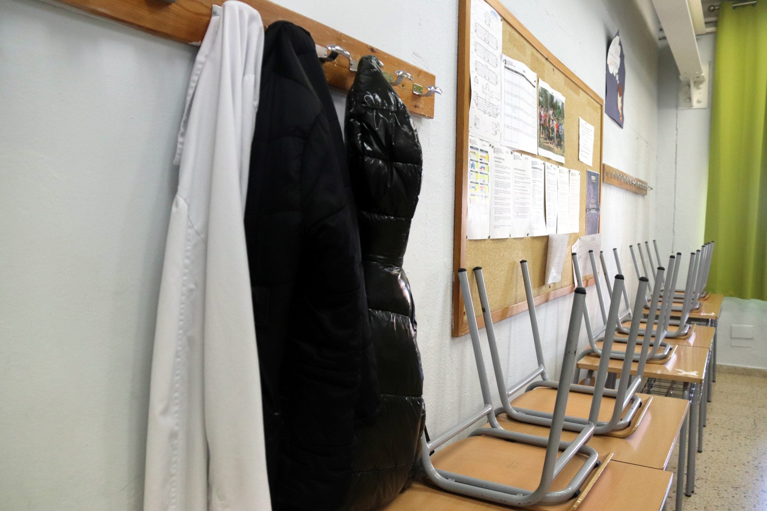 Jaquetes penjades en una aula d'un institut / ACN