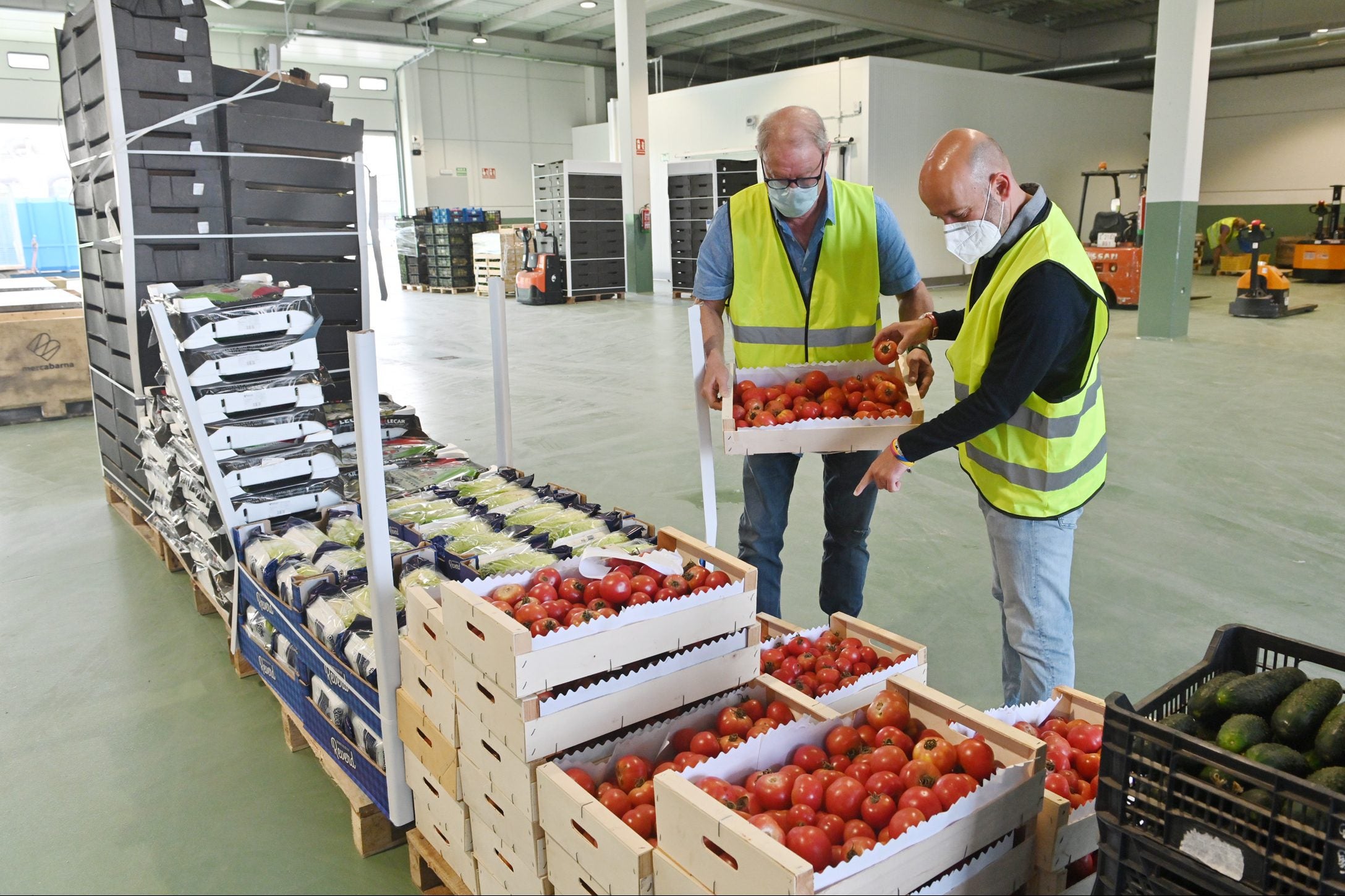 Dos voluntaris a les noves instal·lacions del Banc dels Aliments a Mercabarna / ACN