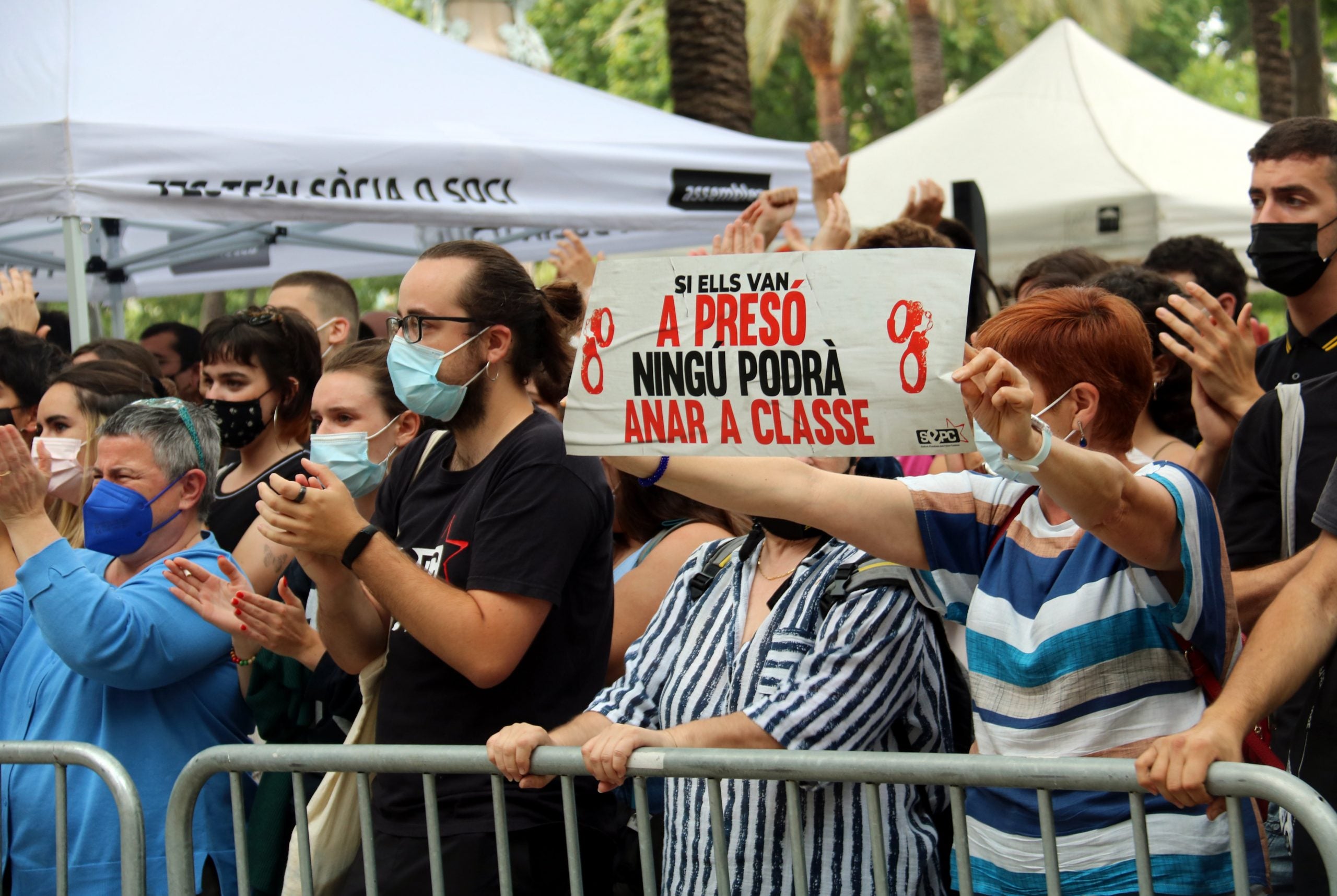 Una dona mostrant un cartell amb el lema 'Si ells van a presó, ningú podrà anar a classe' davant l'Audiència de Barcelona / ACN