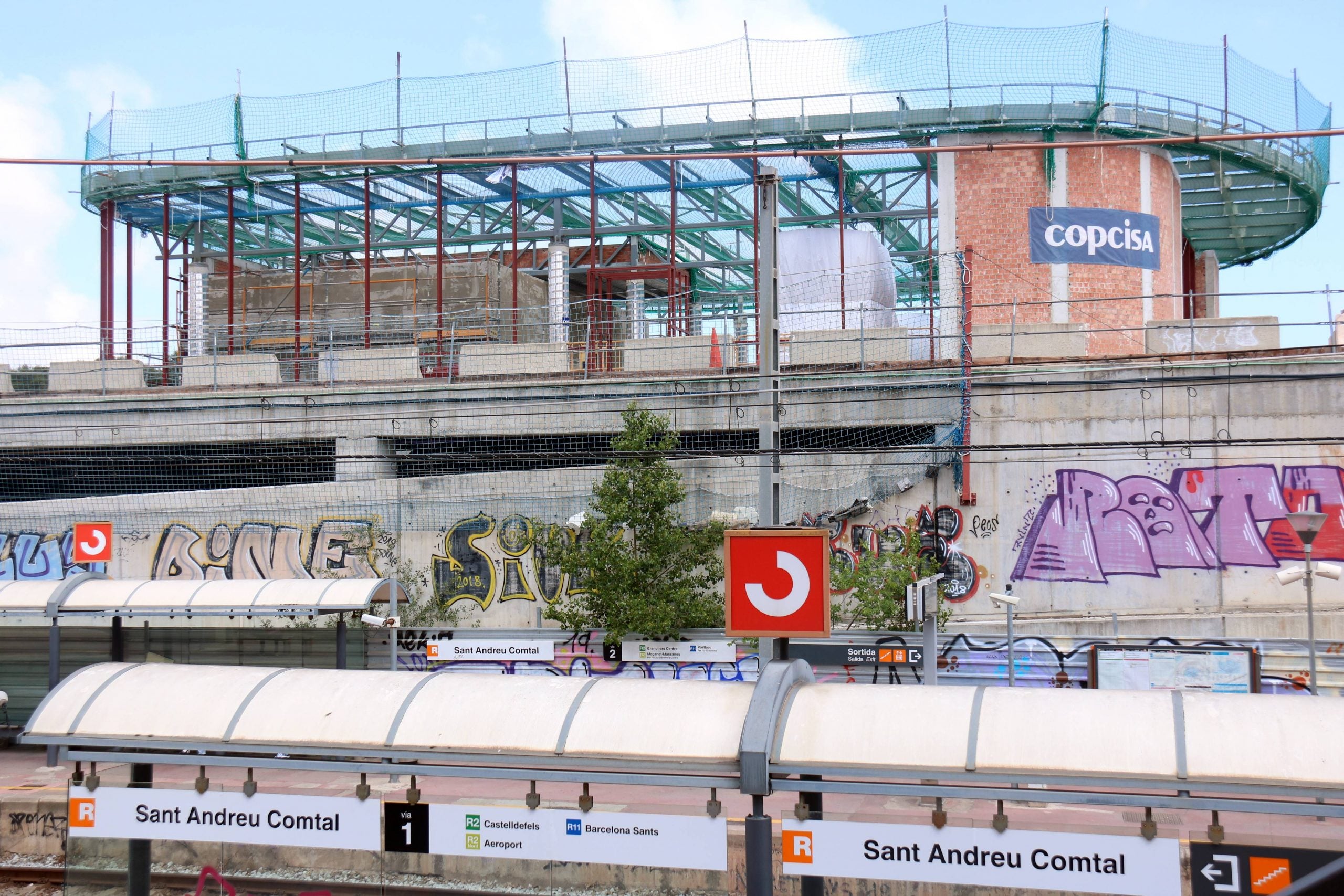 L'actual estació de Sant Andreu Comtal amb la nova, en construcció, al fons / ACN