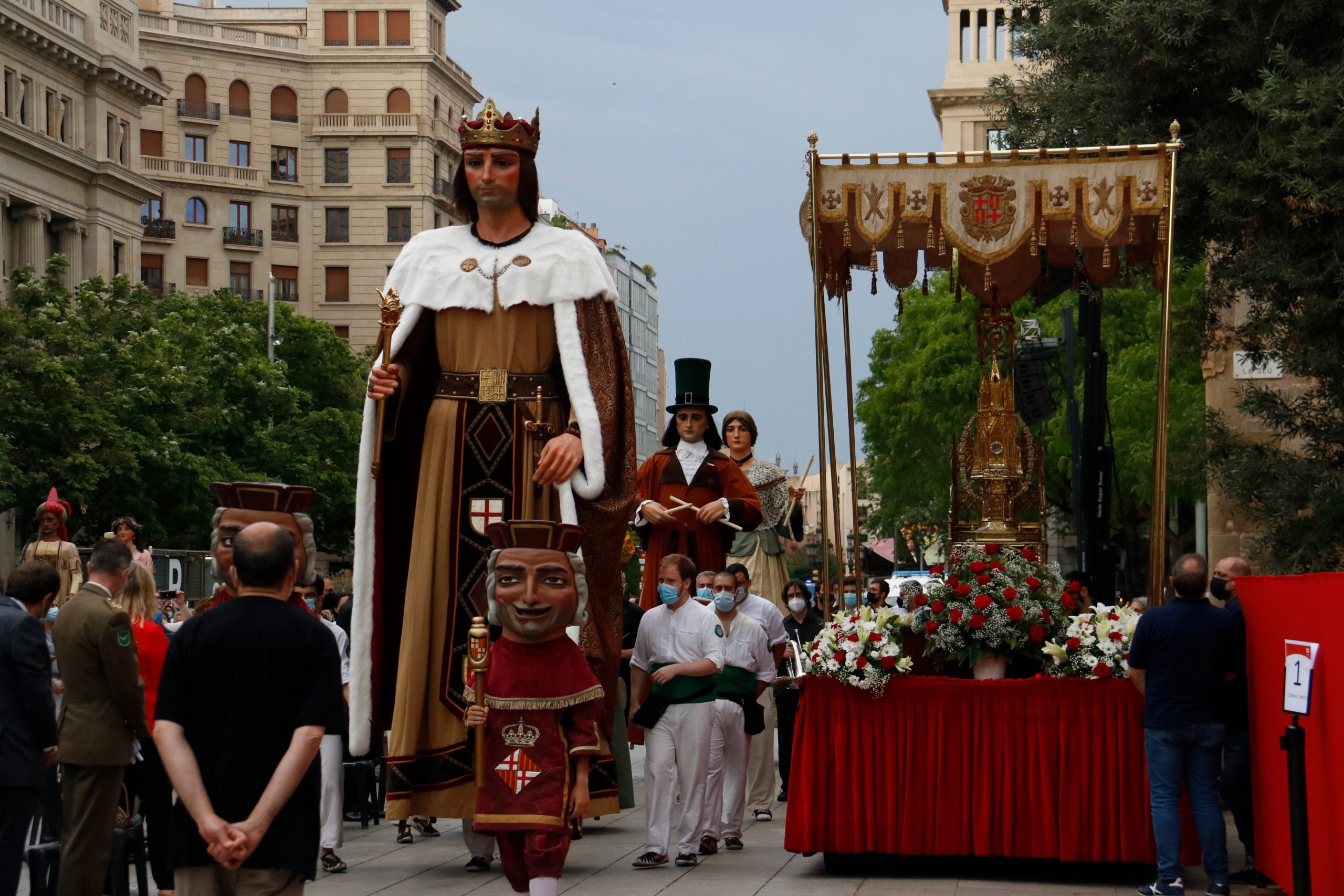 Membres del Seguici Popular a l'inici de la processó de Corpus a l'avinguda de la Catedral de Barcelona / ACN