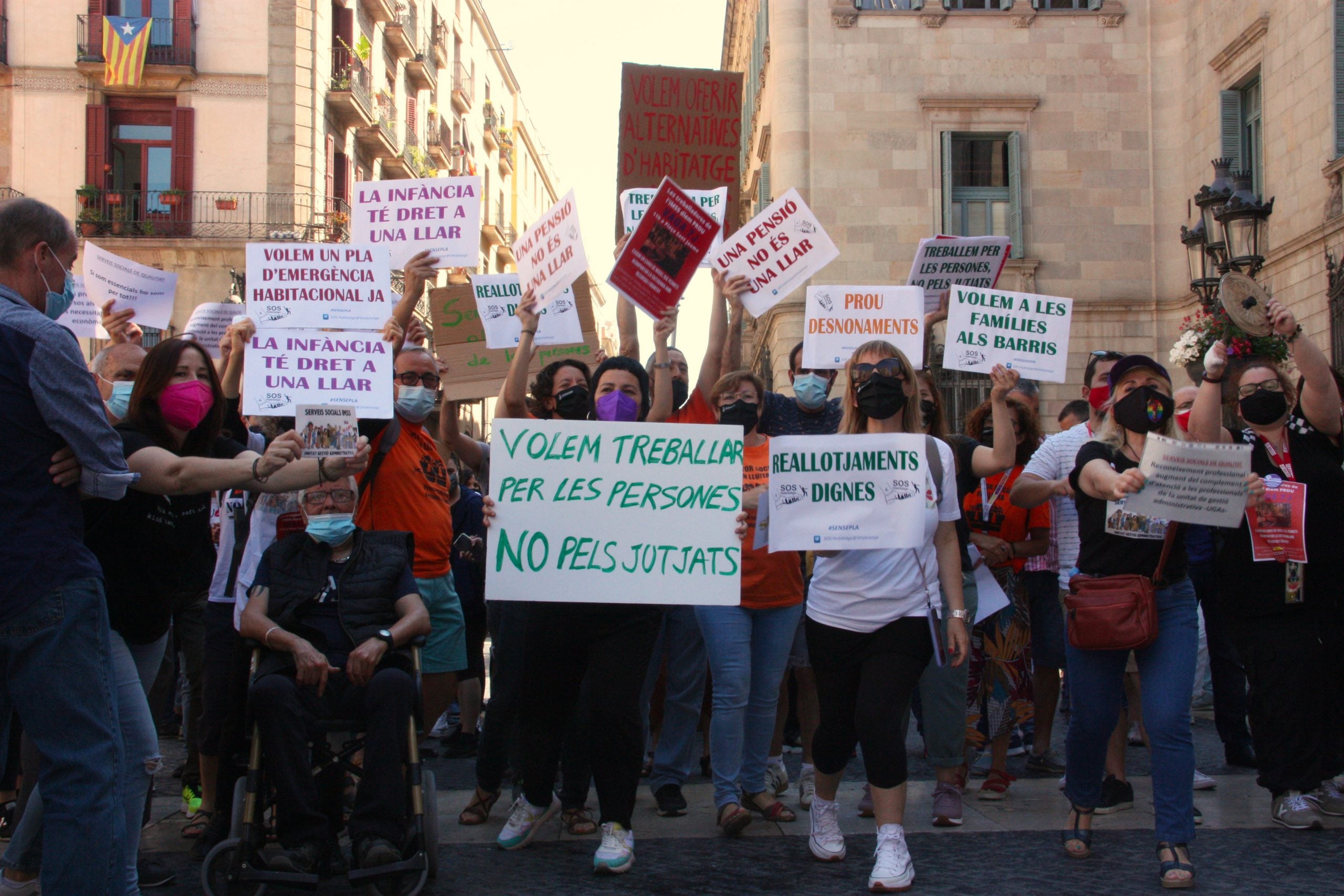 Una protesta dels treballadors de Serveis Socials de Barcelona en una imatge d'arxiu / ACN