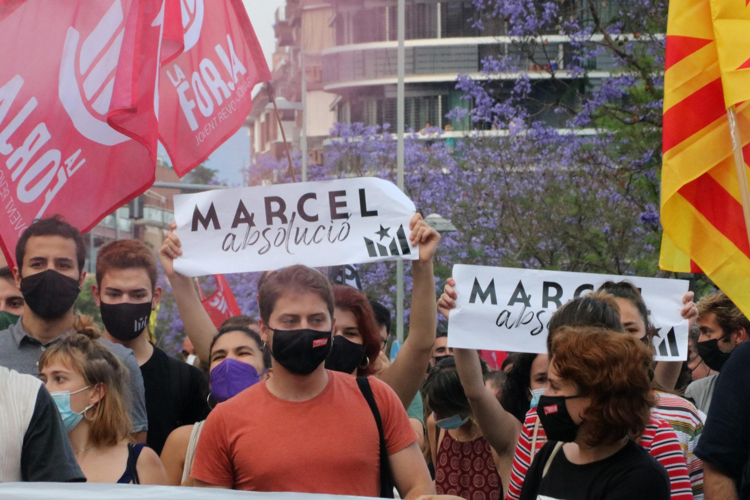 Detall de cartells reclamant l'absolució de Marcel Vivet, a la manifestació de dimecres / ACN