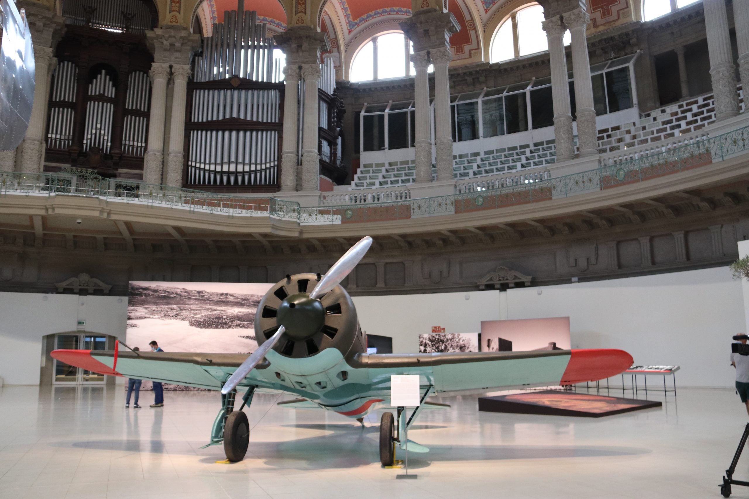 L'exposició 'Aeronàutica (vol) interior' del MNAC, on es veu la reconstrucció de l'avió 'Polikàrpov I-16' / ACN