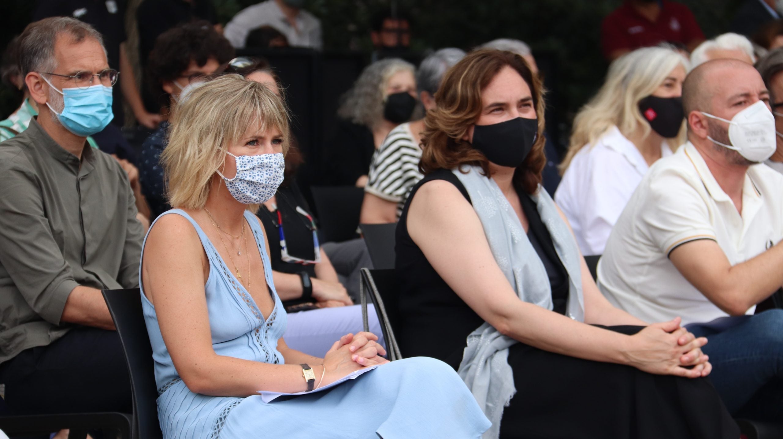 La filla del Josep Maria Benet i Jornet, Carlota Benet, i l'alcaldessa de Barcelona, Ada Colau, durant l'acte / Maria Asmara (ACN)