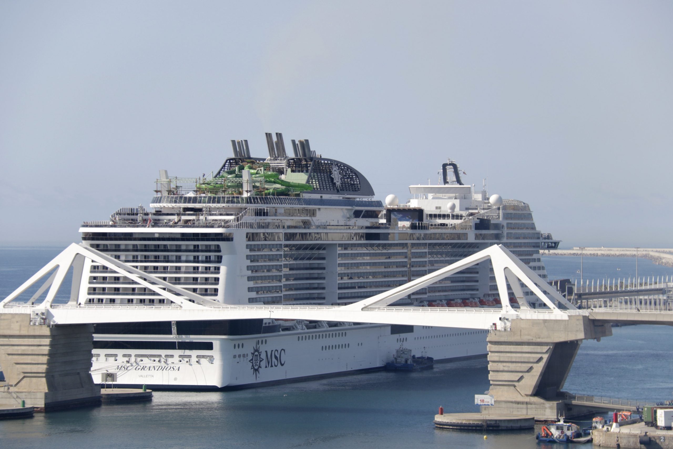 L'MSC Grandiosa, el primer creuer que fa escala al Port de Barcelona després de la Covid / Jordi Pujolar / ACN