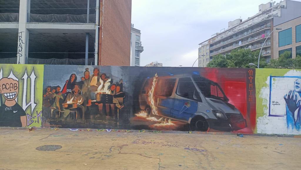 Grafitti d'una furgoneta de la Urbana cremada / Sapol