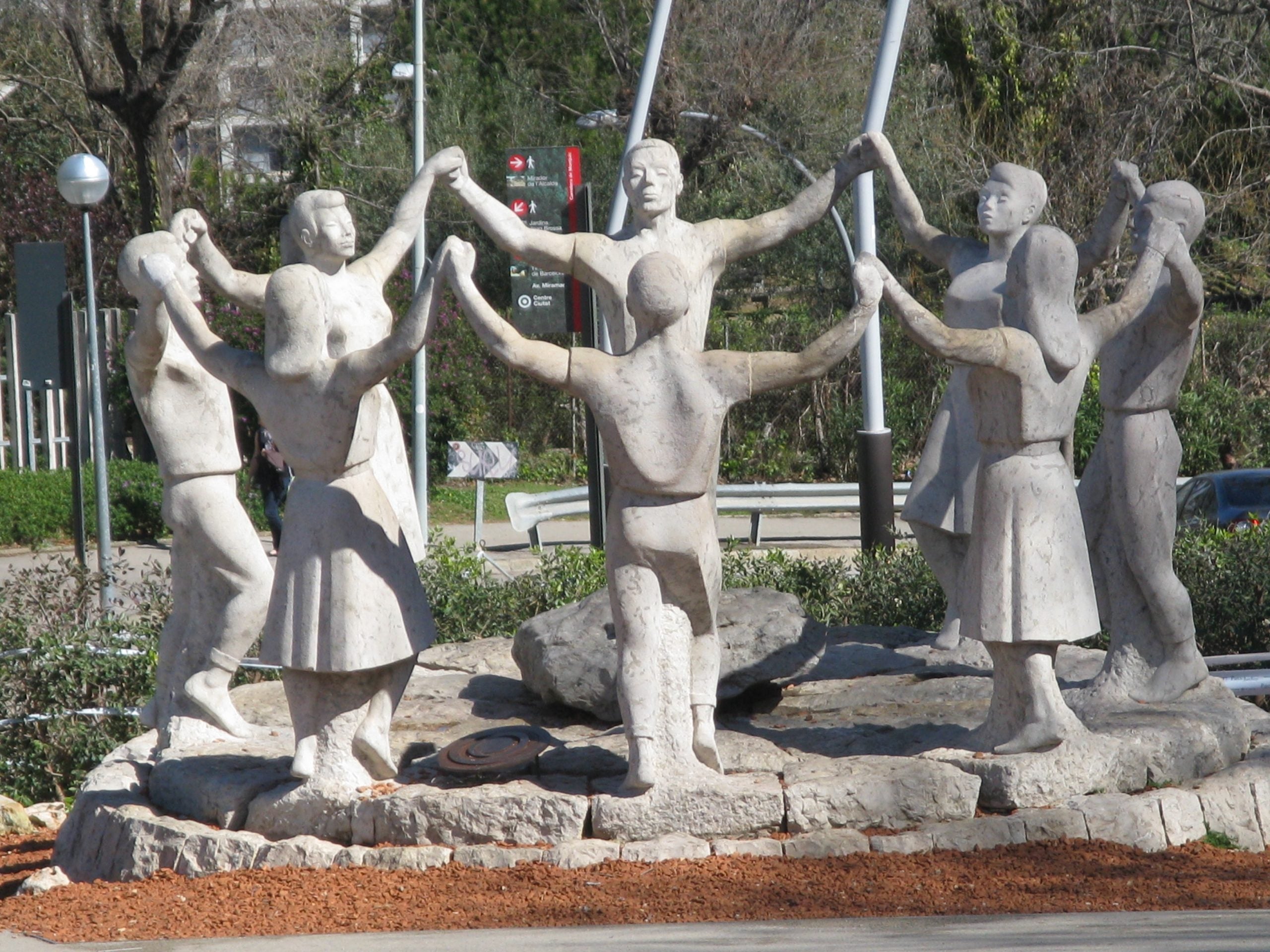 Monument a la sardana de Montjuïc, abans de ser destrossat / Wikimedia / Yair Haklai