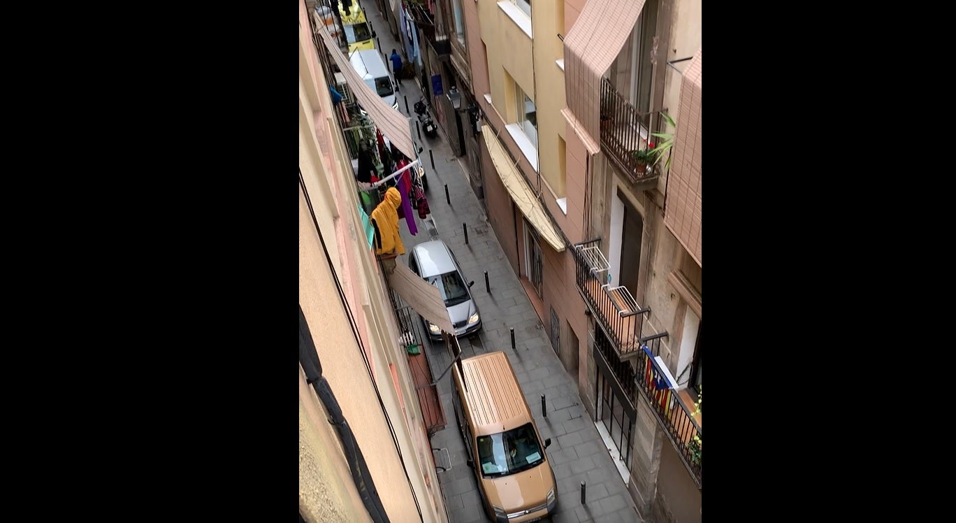 Vehicles fent cua al carrer dels Salvador / Cedida