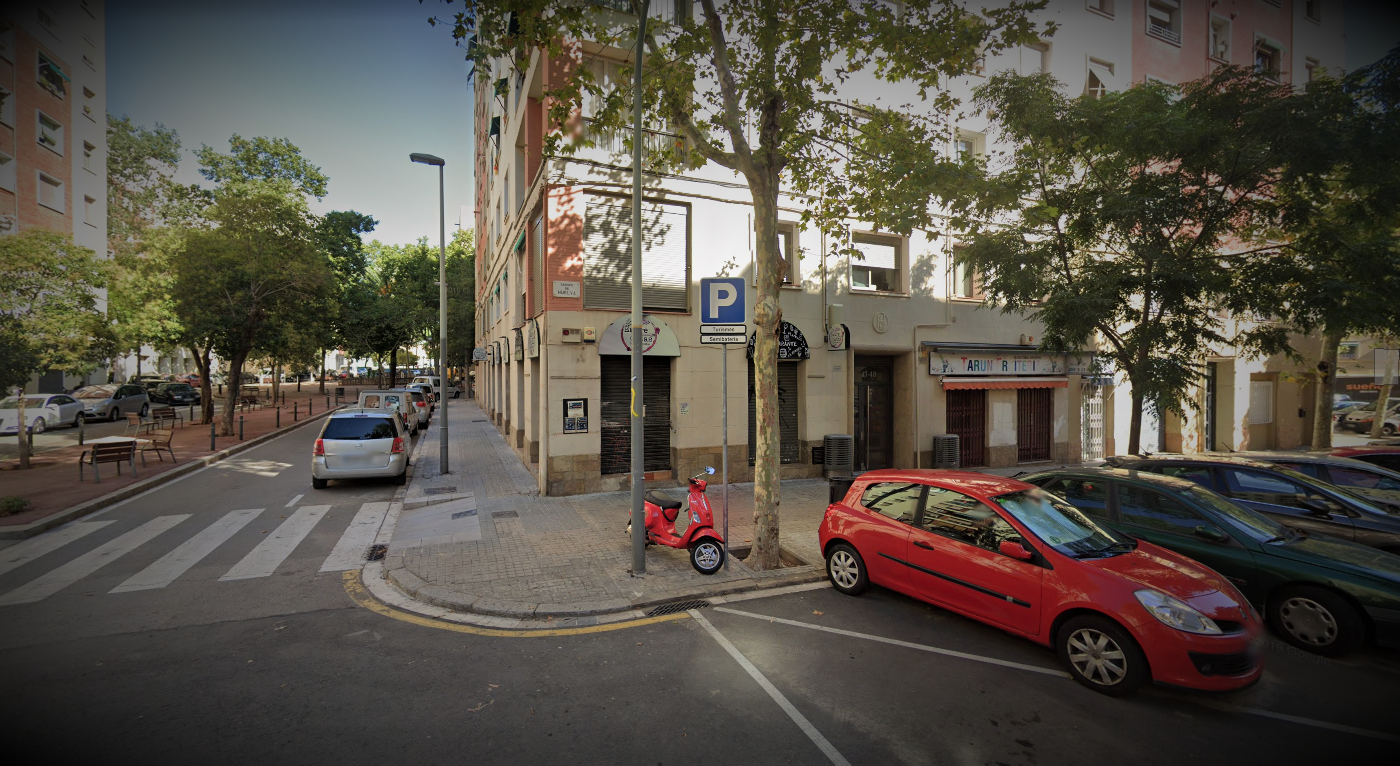 La cantonada del bar Entre Catas, on els clients van advertir que els lladres llançaven el rellotge / Maps