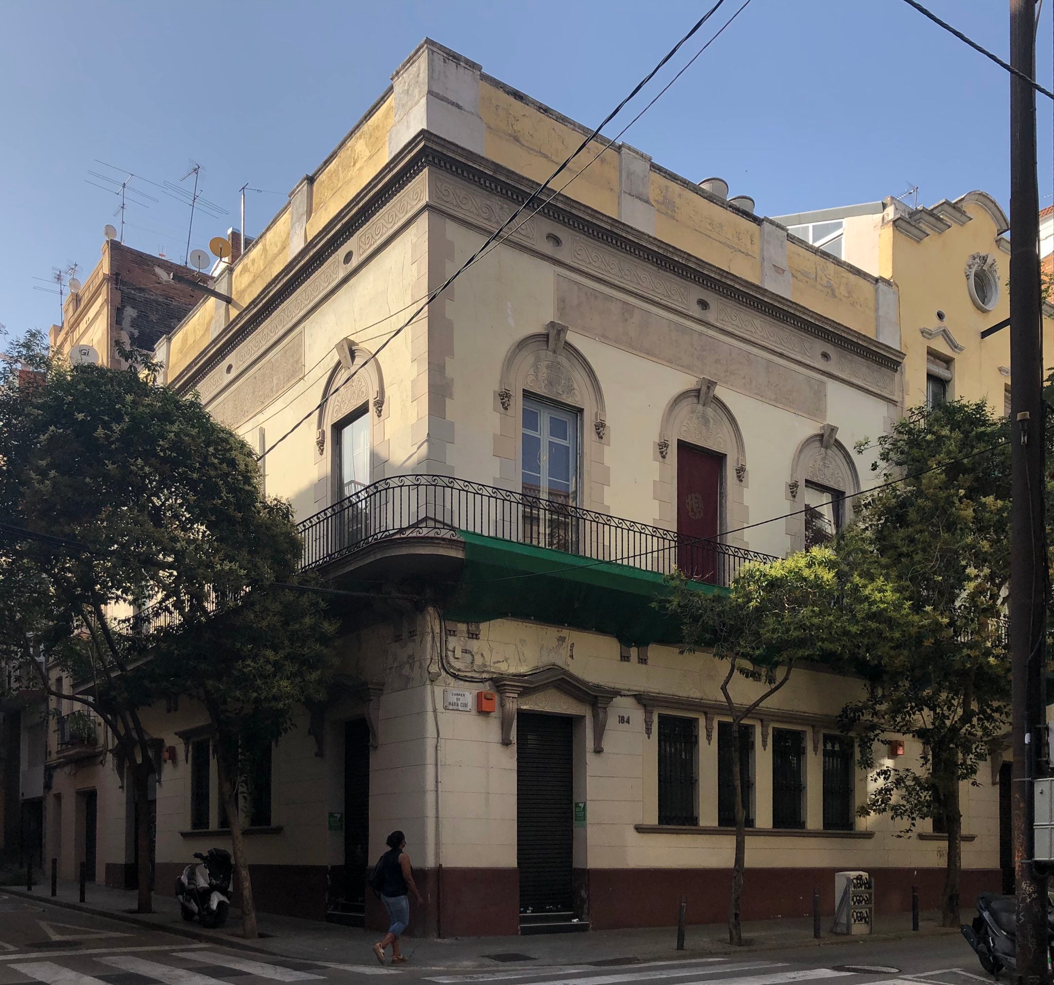 L'exterior de l'edifici de la Flor de Maig / Eduard Llorens